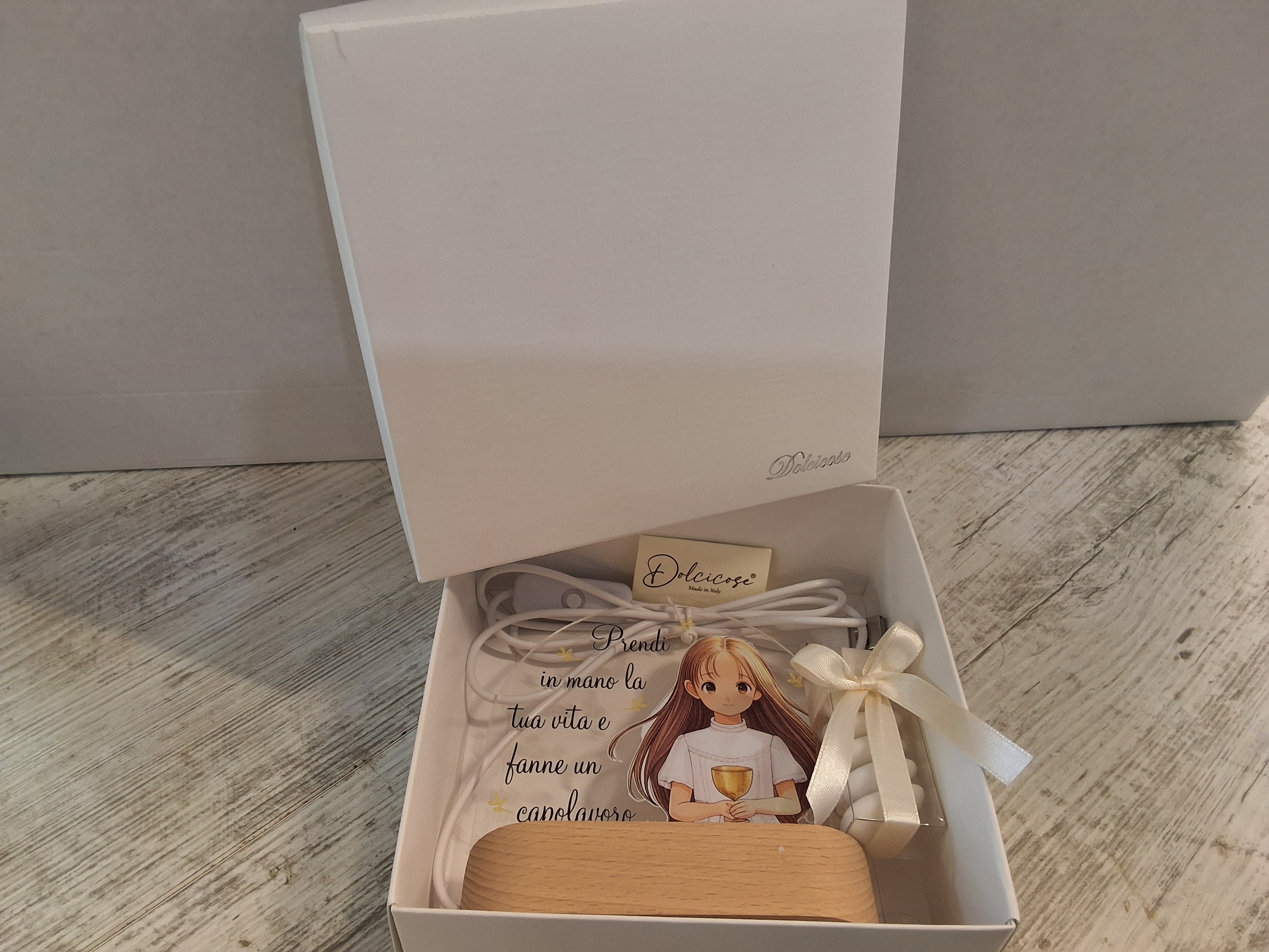 Lampada LED Prima Comunione Bimba in Legno e Plexiglas – Bomboniera Confezionata con Scatola e Confetti