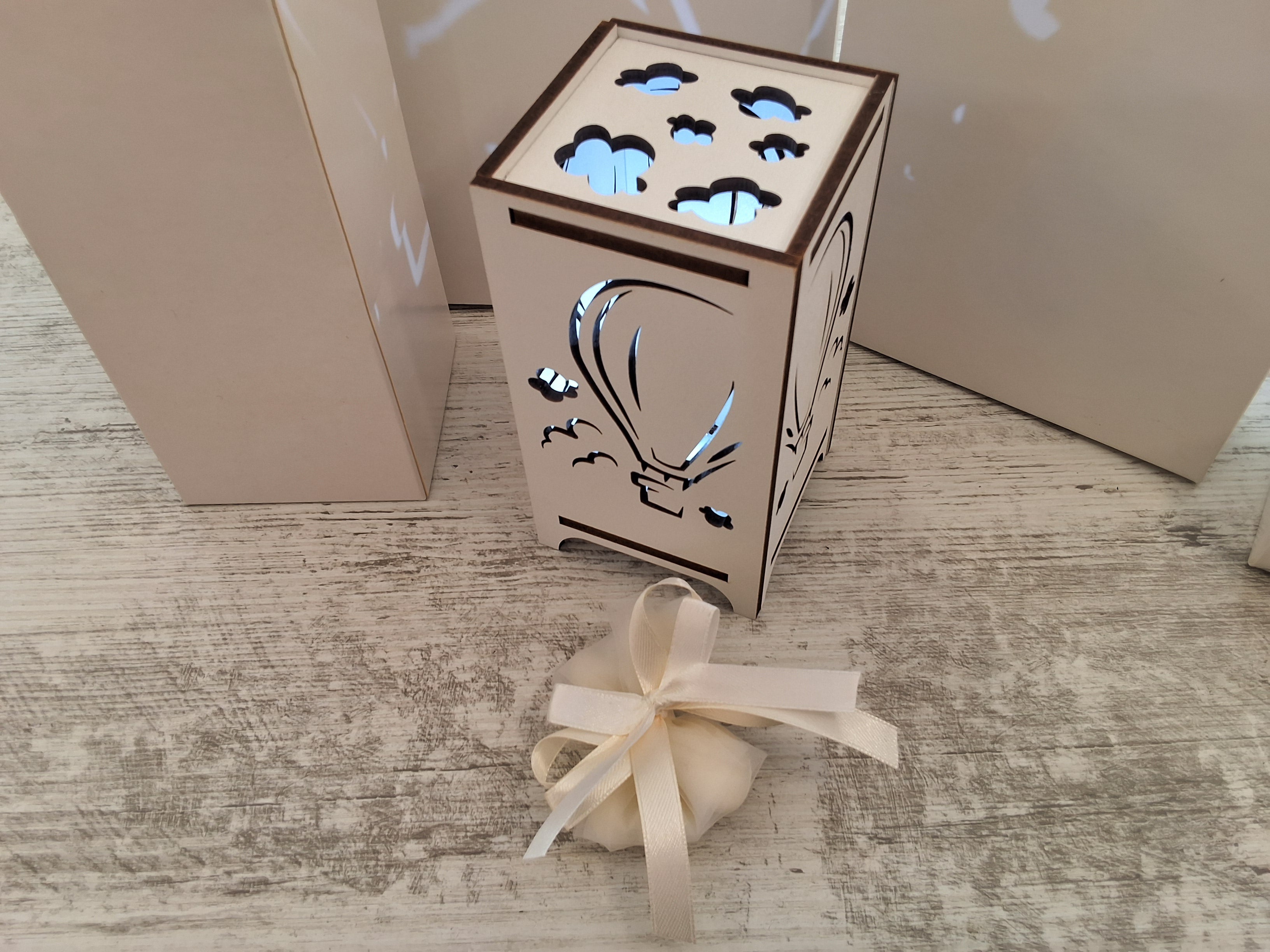 Bomboniera Lampada da Tavolo in Legno Traforata Mongolfiera (7,5x7,5x14 cm) – Completa di Scatola e Confetti