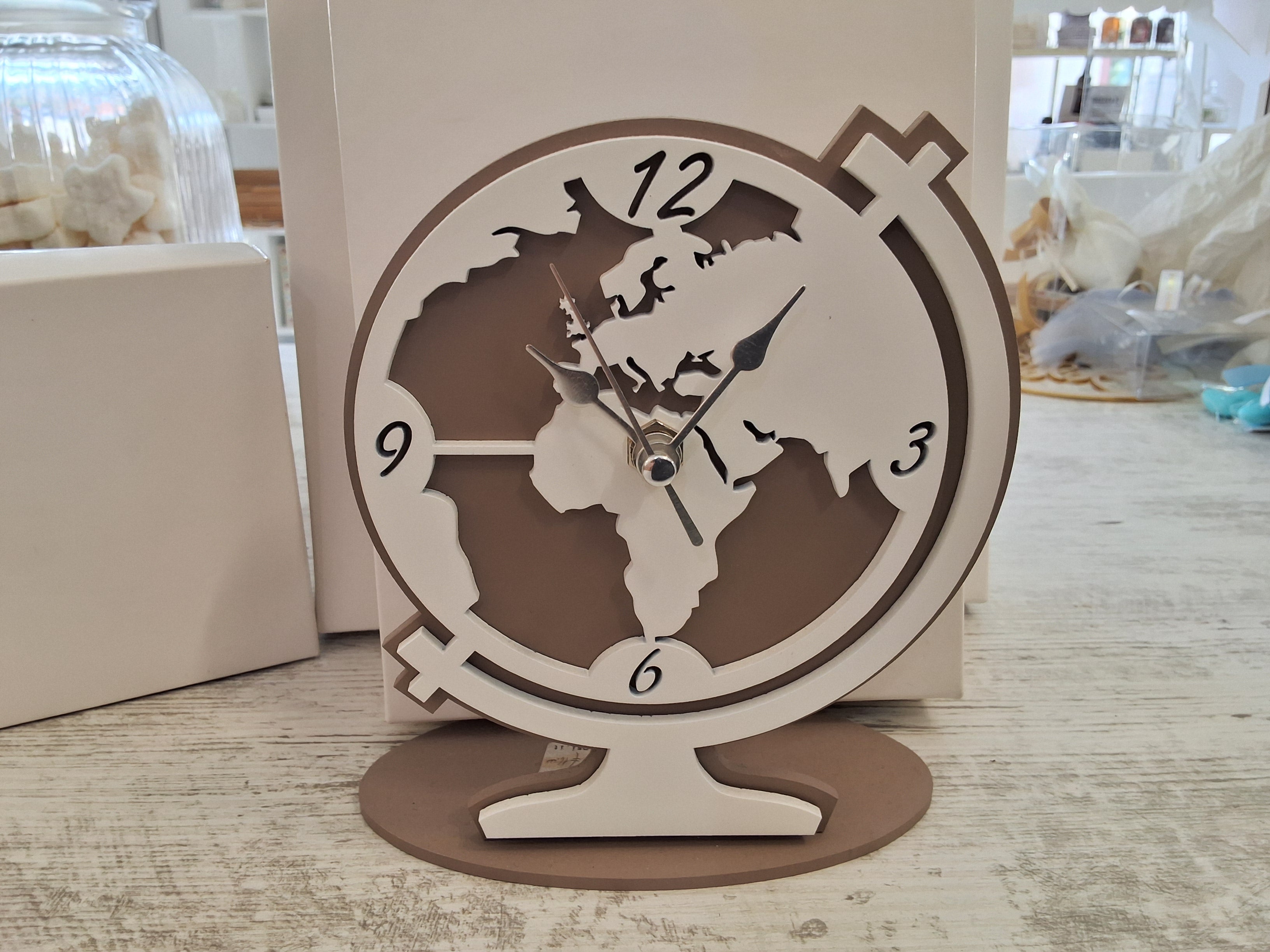 Bomboniera Orologio in Legno da Tavolo Mappamondo / Globostilizzato (13x15,5 cm) – Completa di Scatola e Confetti