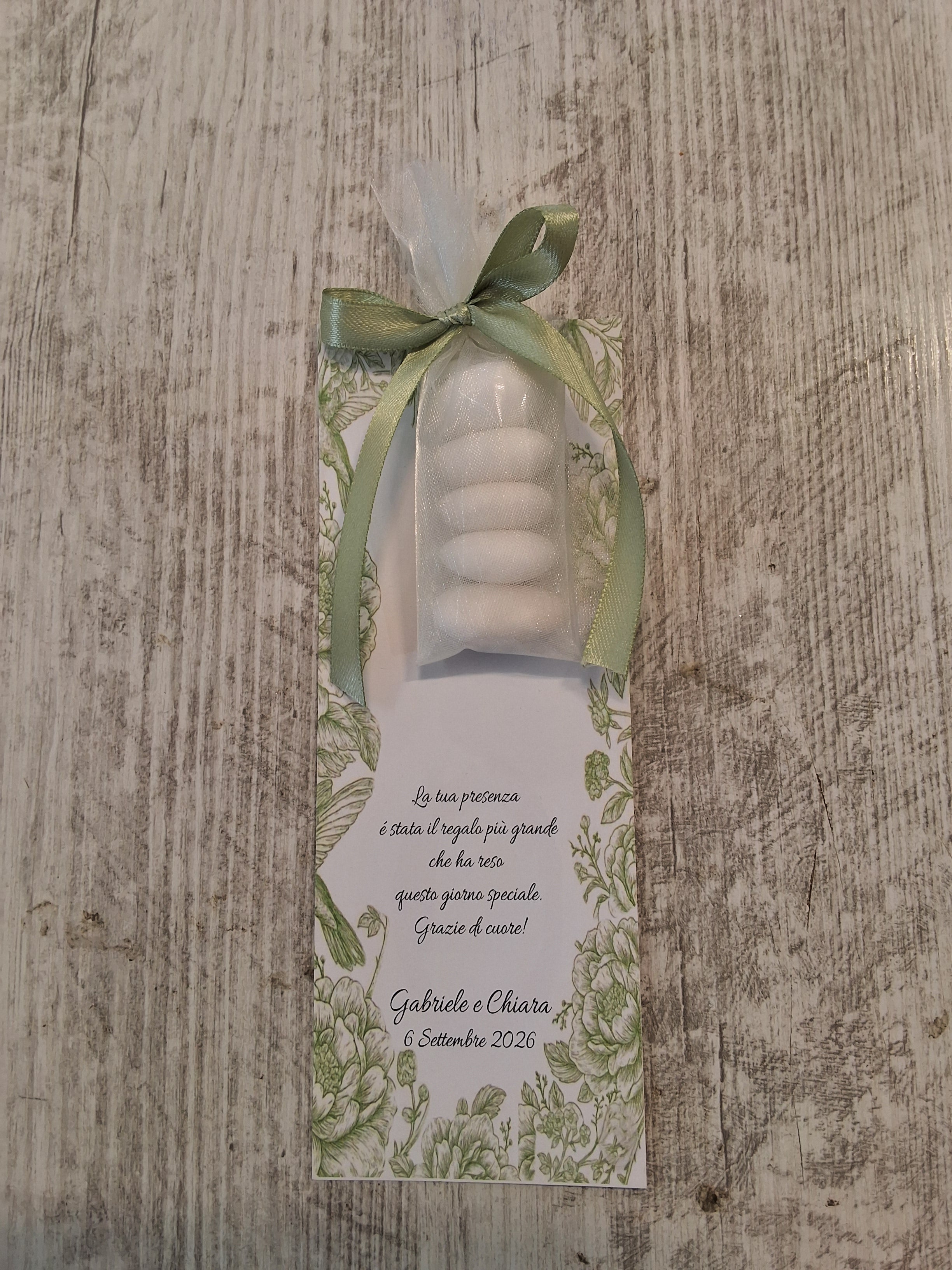 Segnalibro Segnaposto Verde Salvia con 5 Confetti al Cioccolato Personalizzato - 7x19 cm (Min. 50 pezzi)