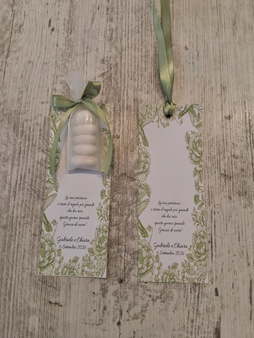 Segnalibro Segnaposto Verde Salvia con 5 Confetti al Cioccolato Personalizzato - 7x19 cm (Min. 50 pezzi)