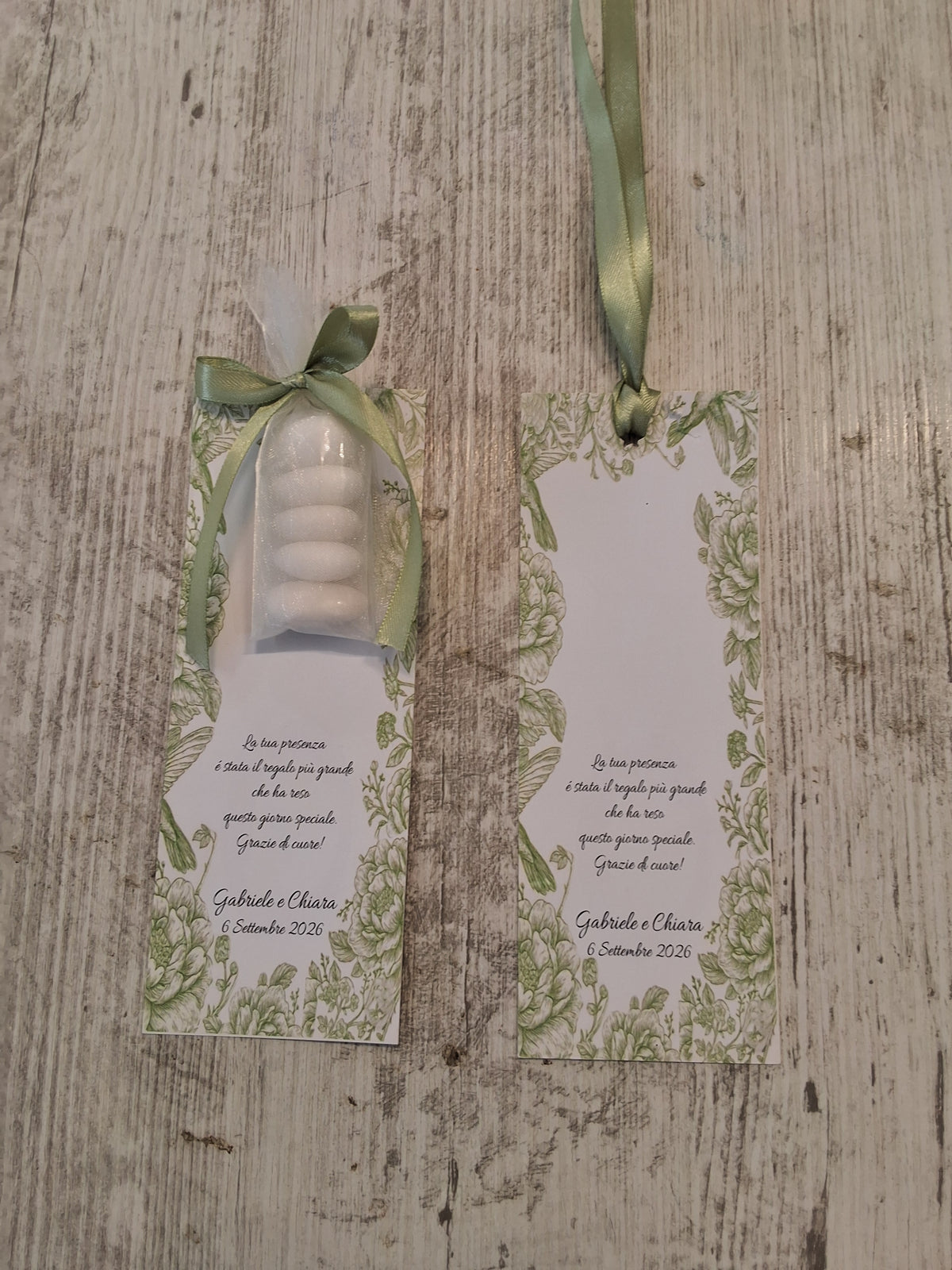 Segnalibro Segnaposto Verde Salvia con 5 Confetti al Cioccolato Personalizzato - 7x19 cm (Min. 50 pezzi)