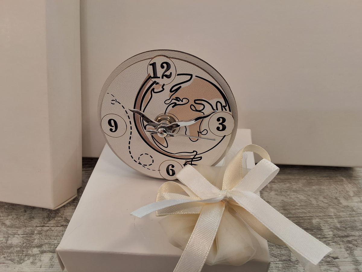 Bomboniera Orologio Tondo in Legno Mappamondo e Aereo (9x9 cm) – Completa di Scatola e Confetti