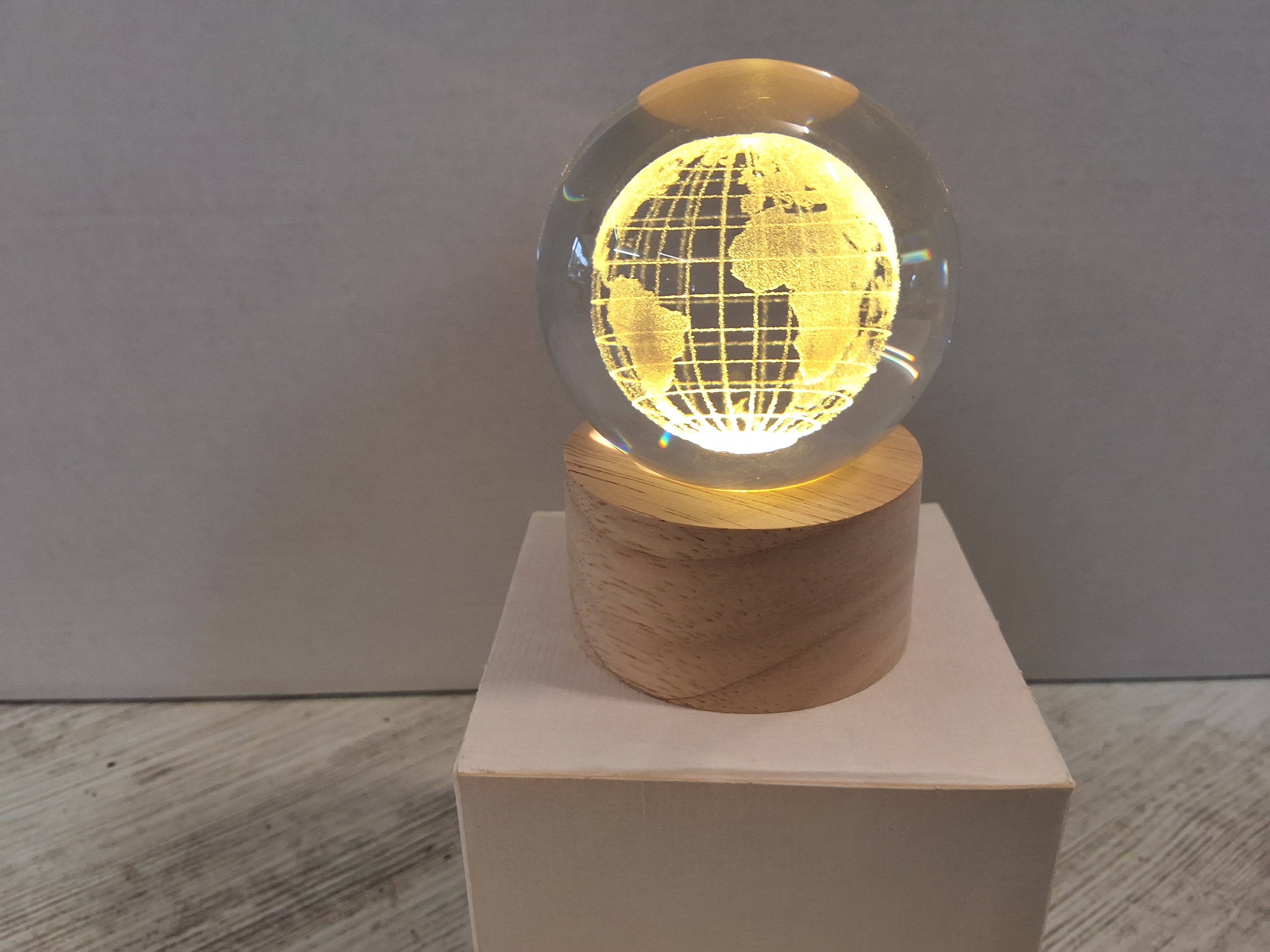 Bomboniera Lampada Sfera di Vetro Mappamondo su Base in Legno, Sacchetto Confetti e Scatola