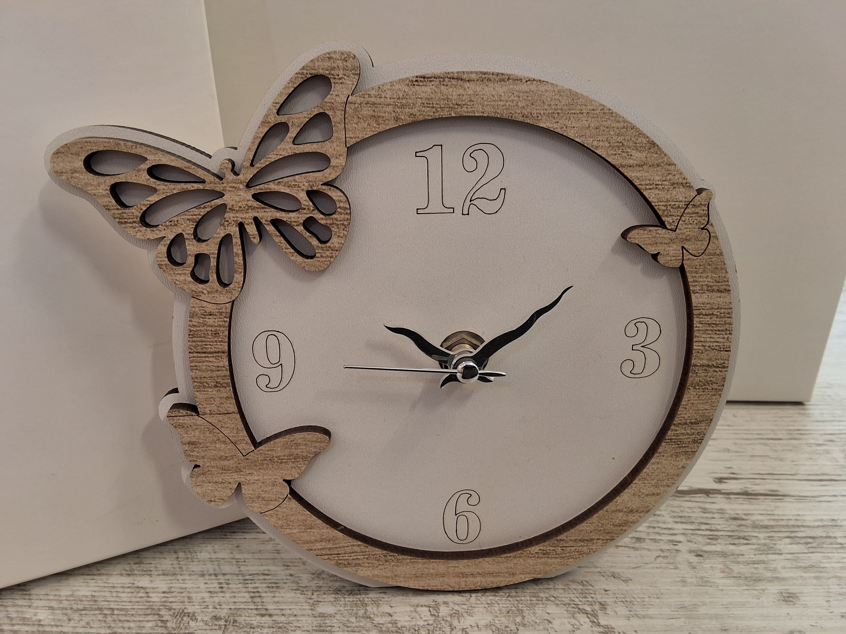 Bomboniera Orologio Tondo in Legno con Farfalle Traforate in Rilievo (15,5x15,5 cm) – Completa di Scatola e Confetti