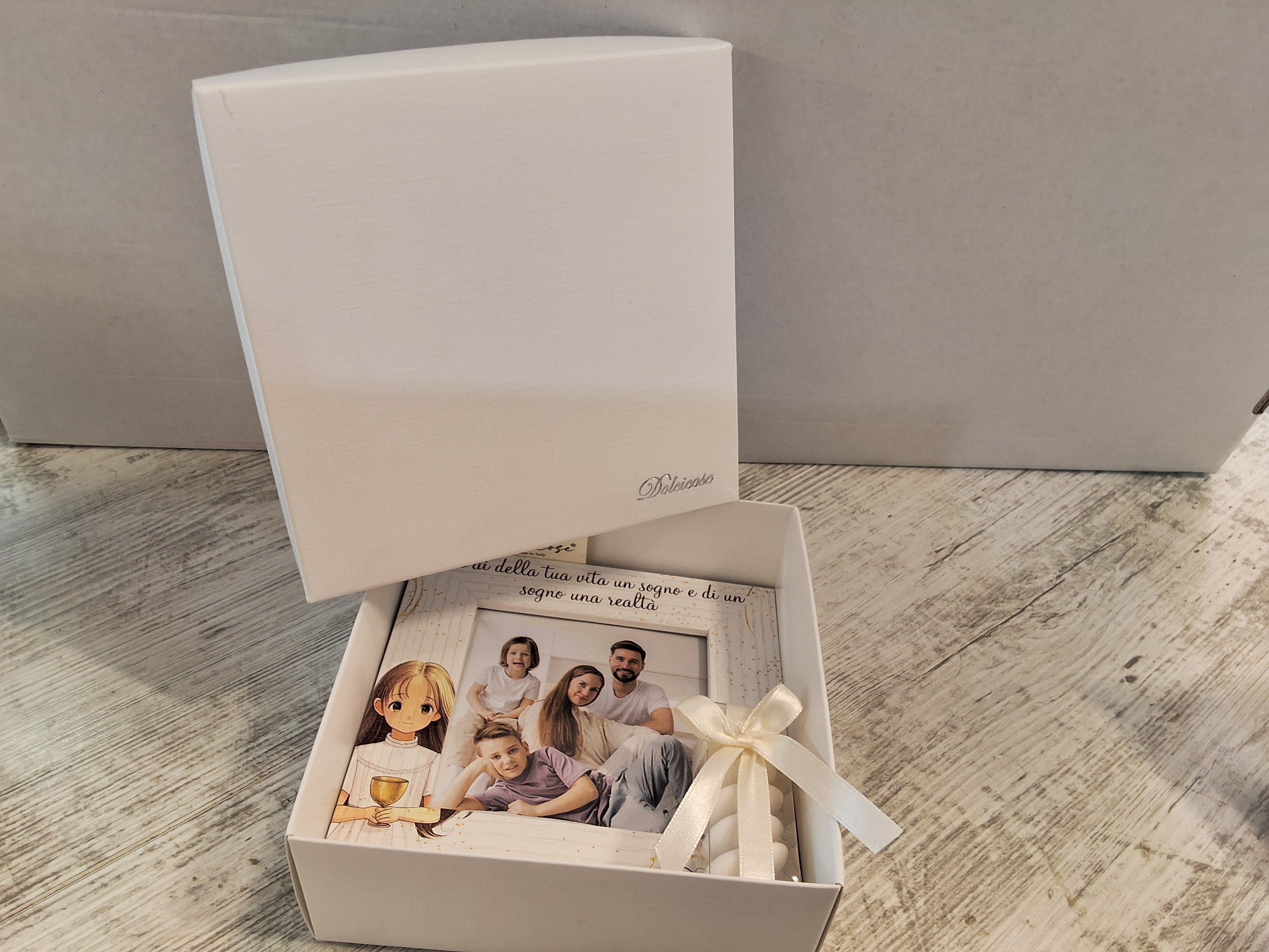 Portafoto Prima Comunione Bimba 15x15 cm in Legno "Dolcicose" – Bomboniera Confezionata con Scatola e Confetti