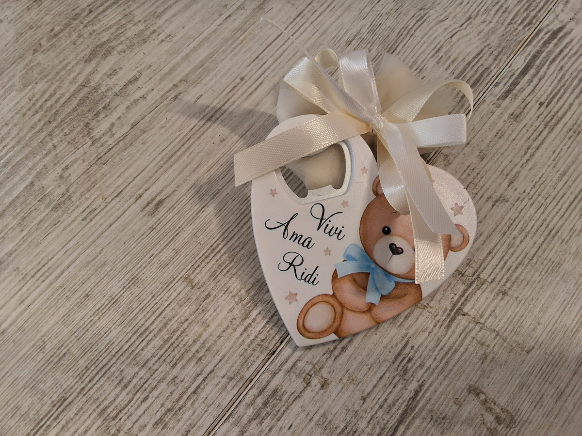 Bomboniera Apribottiglie a Cuore Orsetto in Resina (8,5x8 cm) – Completa e Personalizzabile per Battesimo e Nascita Bimbo