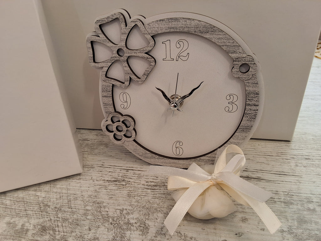 Bomboniera Orologio Tondo in Legno con Fiori in Rilievo (15,5x15,5 cm) – Completa di Scatola e Confetti
