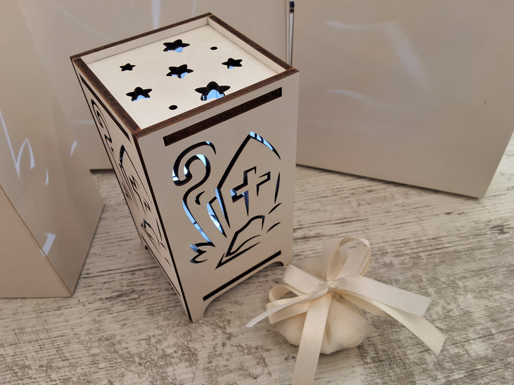 Bomboniera Lampada da Tavolo in Legno Traforata Simboli Cresima / Mitra e Bastone Pastorale (7,5x7,5x14 cm) – Completa di Scatola e Confetti