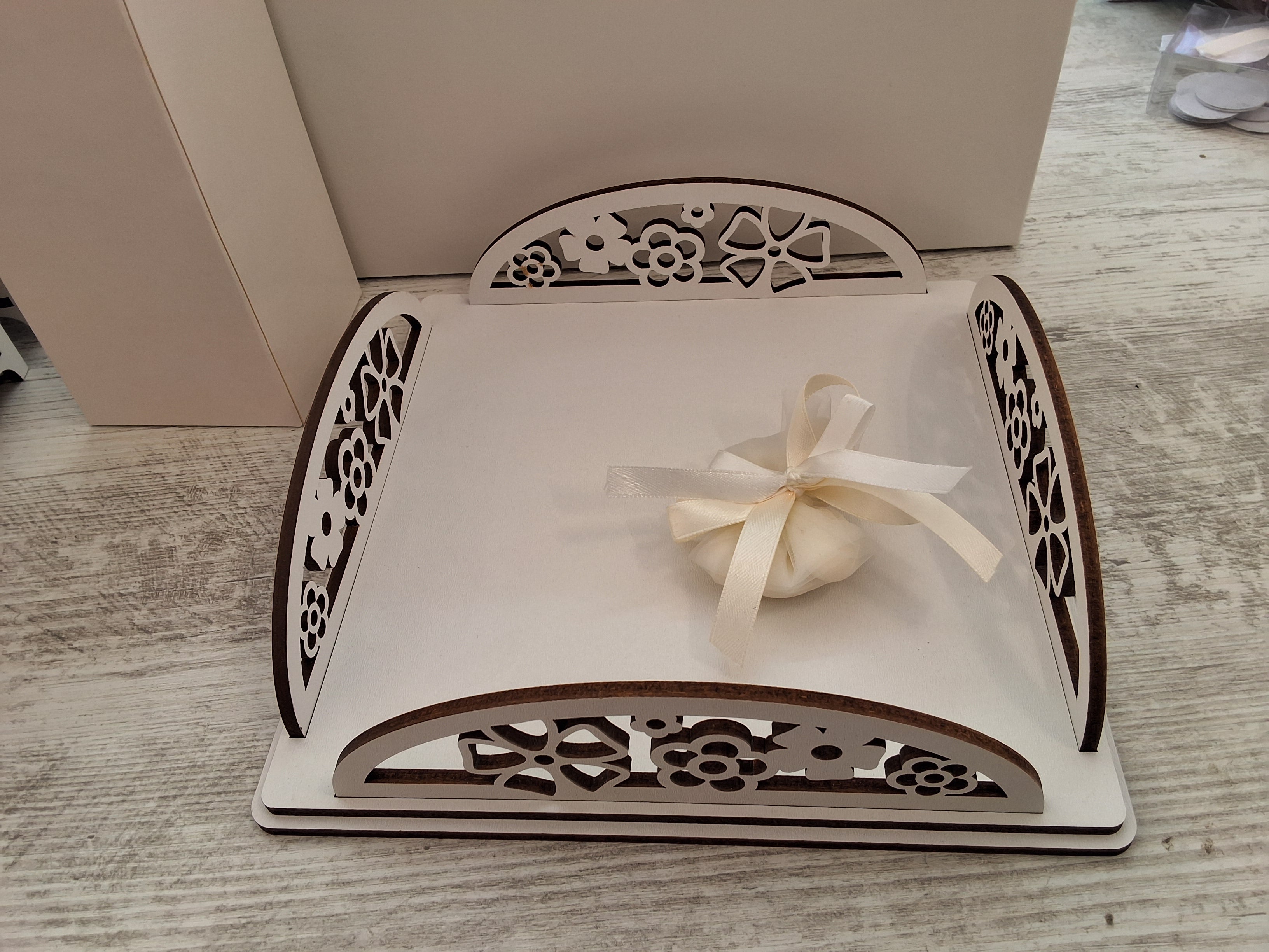 Bomboniera Portatovaglioli Grande Orizzontale da Tavolo in Legno Traforato (22,5x22,5x5 cm) – Completa di Scatola e Confetti