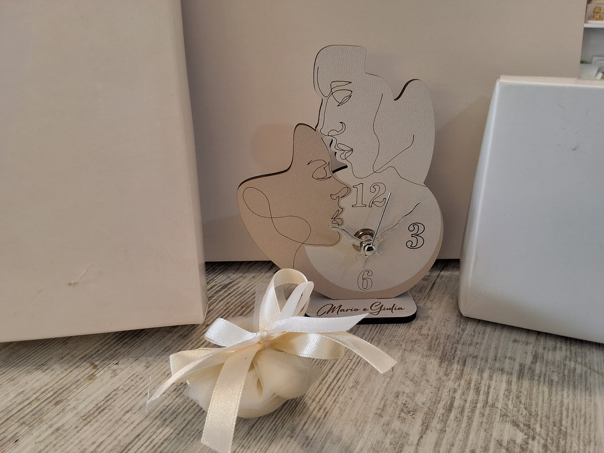 Bomboniera Orologio in Legno da Tavolo Sagomato Sposi (10x13 cm) – Completa di Scatola e Confetti