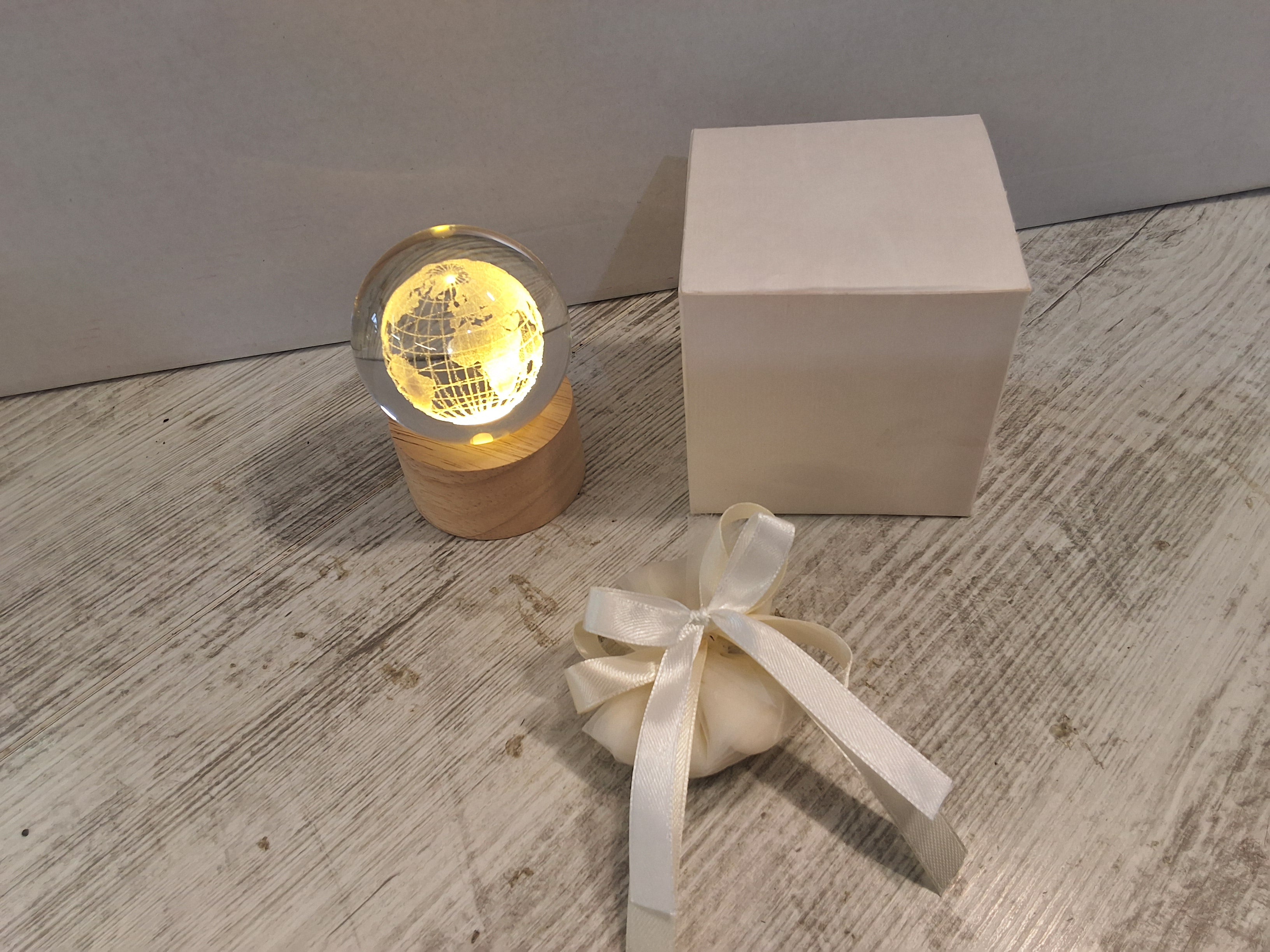 Bomboniera Lampada Sfera di Vetro Mappamondo su Base in Legno, Sacchetto Confetti e Scatola
