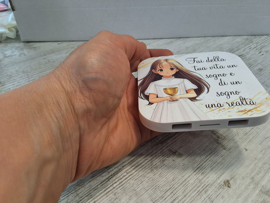 Caricatore Wireless e Power Bank Prima Comunione Bimba 9x9 cm – Bomboniera Confezionata con Scatola e Confetti