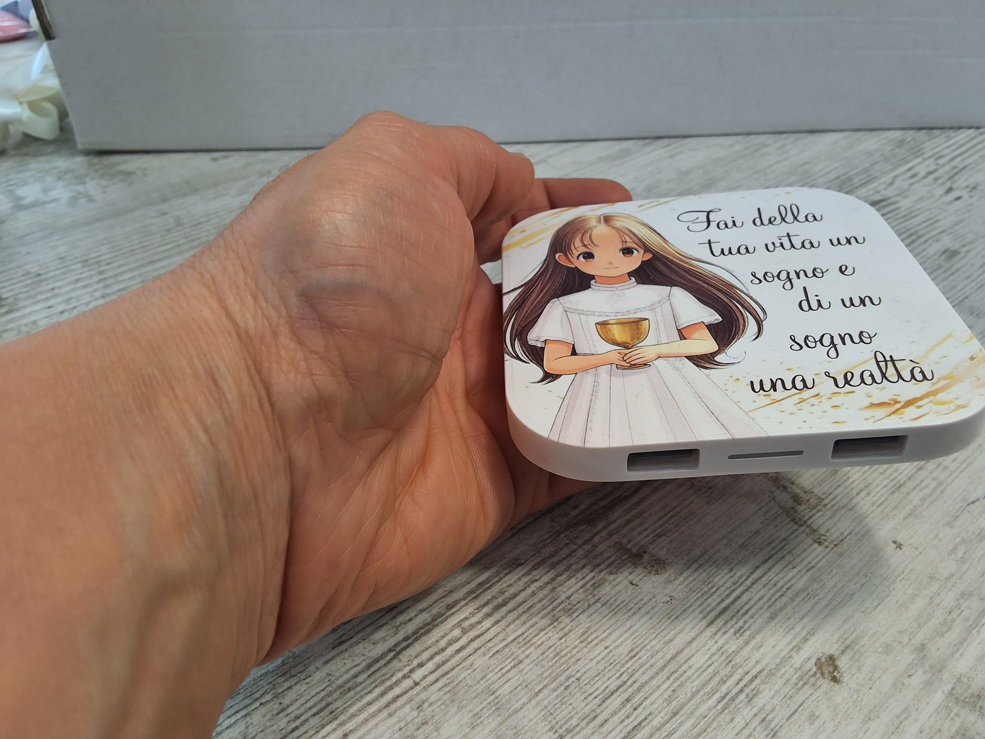 Caricatore Wireless e Power Bank Prima Comunione Bimba 9x9 cm – Bomboniera Confezionata con Scatola e Confetti