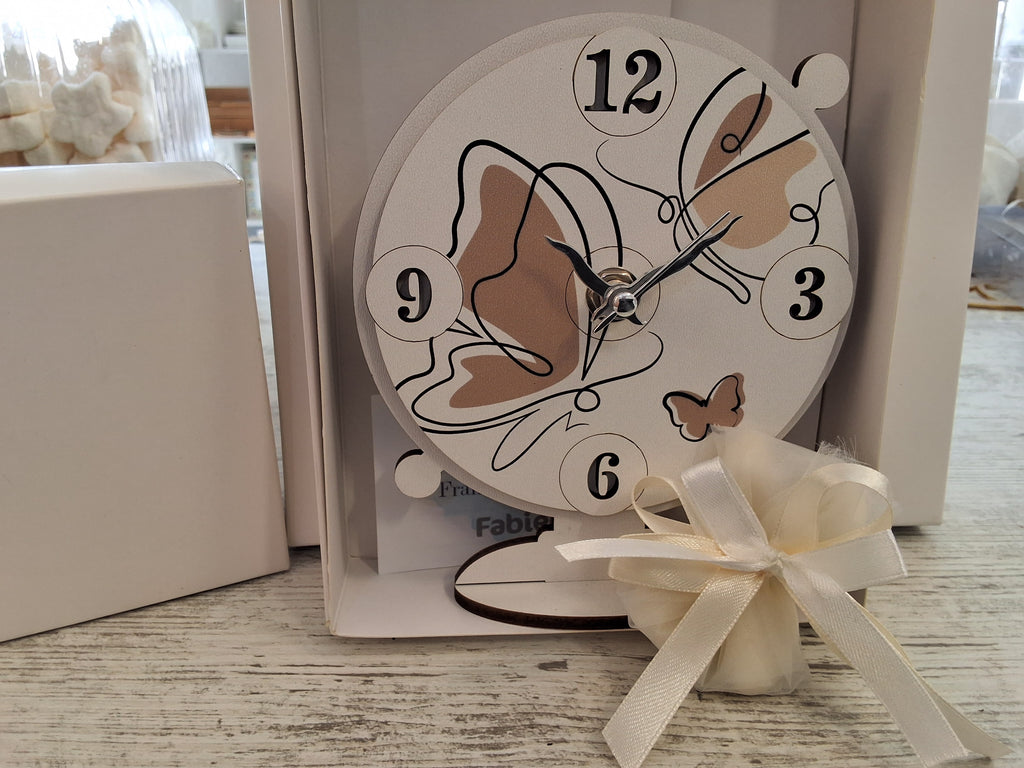 Bomboniera Orologio in Legno da Tavolo Farfalle Misura Grande (15x13 cm) – Completa di Scatola e Confetti