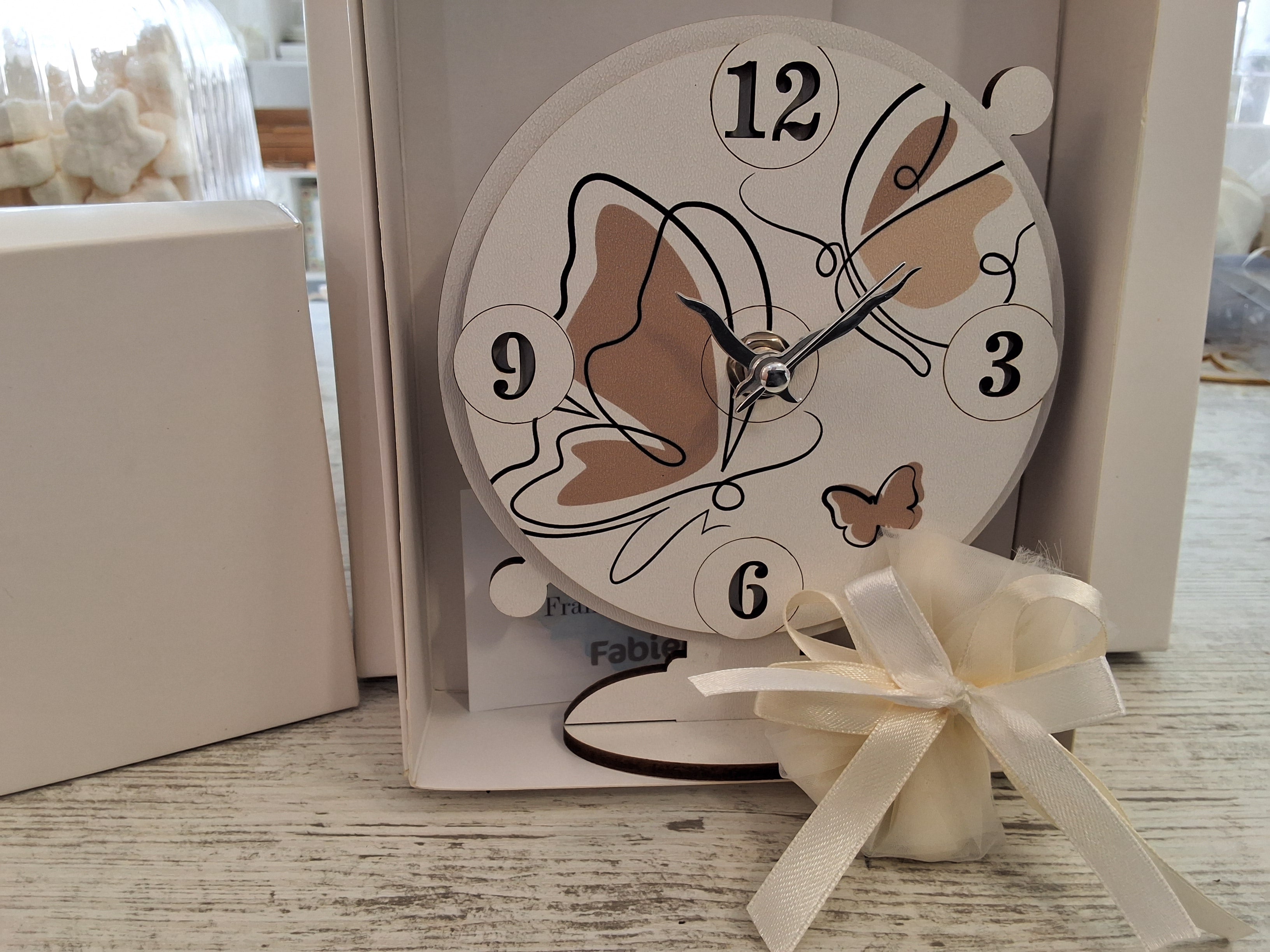 Bomboniera Orologio in Legno da Tavolo Farfalle Misura Grande (15x13 cm) – Completa di Scatola e Confetti