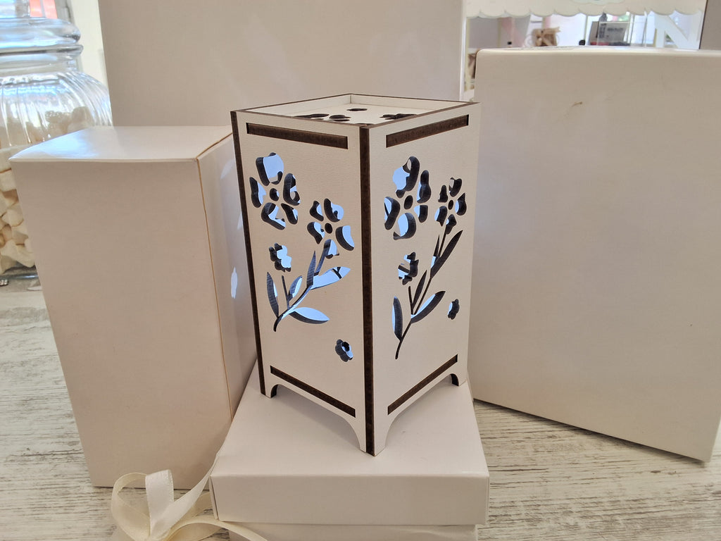 Bomboniera Lampada da Tavolo in Legno Traforata Fiori (7,5x7,5x14 cm) – Completa di Scatola e Confetti