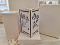Bomboniera Lampada da Tavolo in Legno Traforata Fiori (7,5x7,5x14 cm) – Completa di Scatola e Confetti