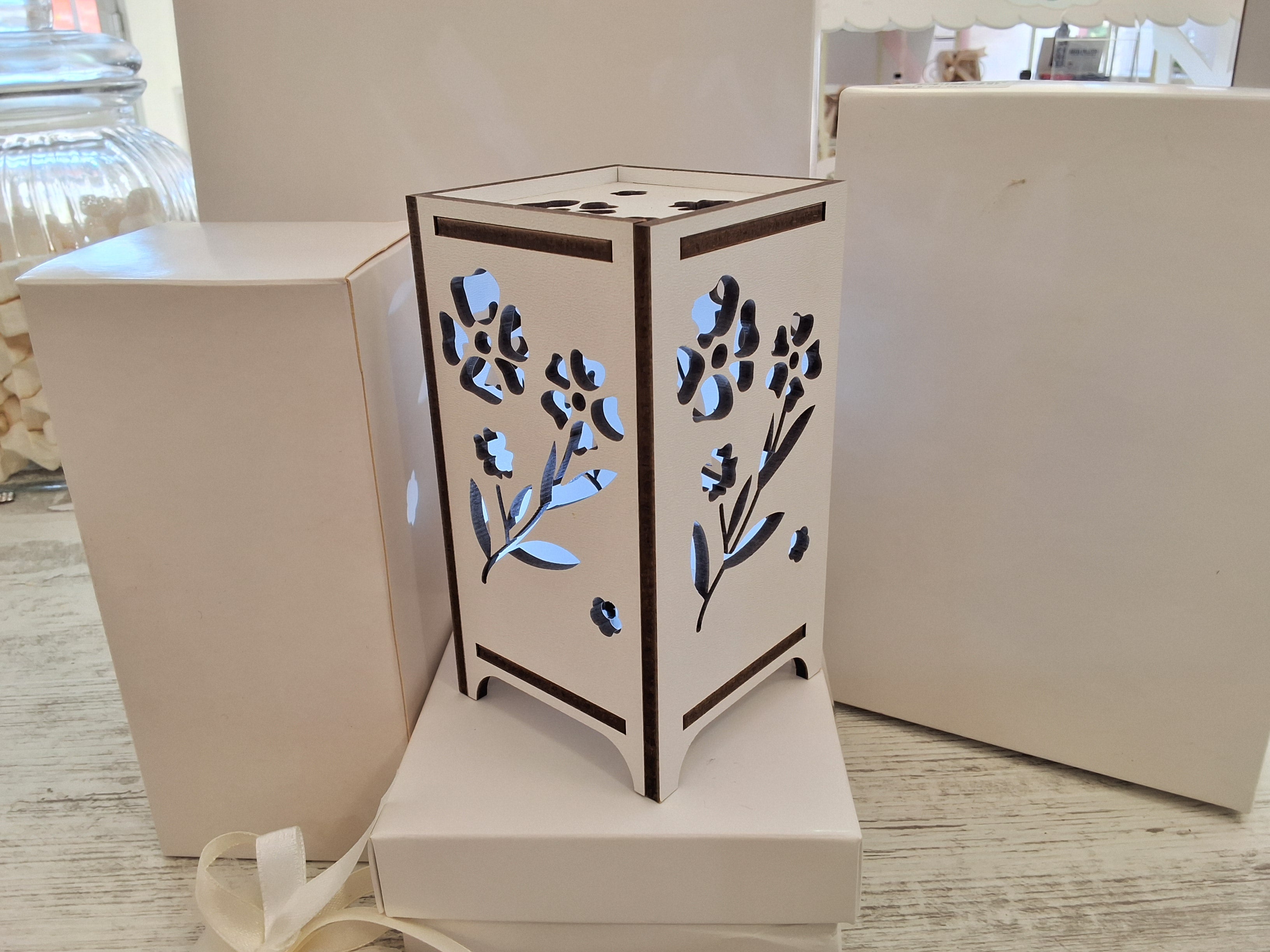 Bomboniera Lampada da Tavolo in Legno Traforata Fiori (7,5x7,5x14 cm) – Completa di Scatola e Confetti