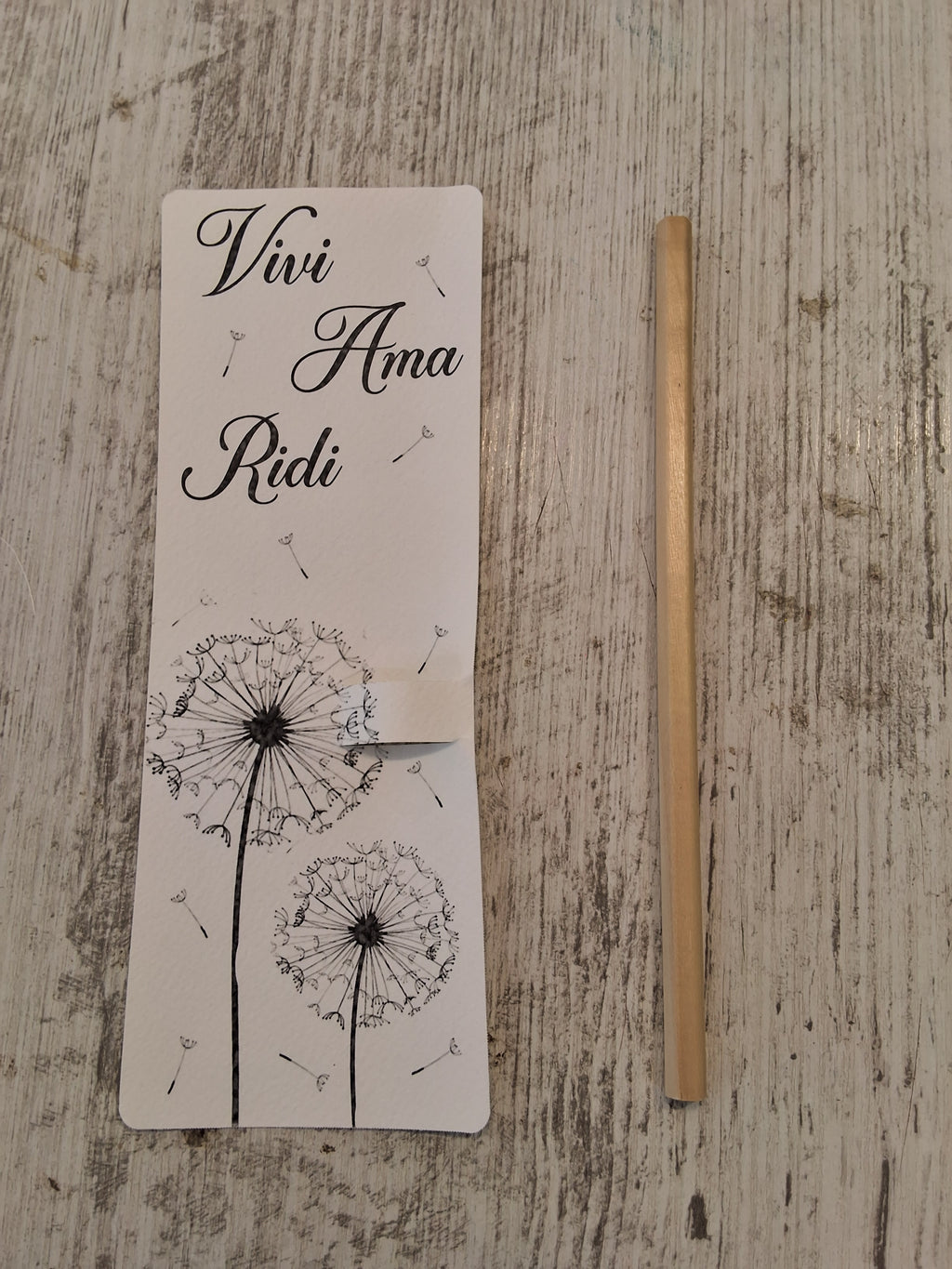 Segnalibro Segnaposto con Matita in Legno Soffioni "Vivi Ama Ridi" - 7x19 cm (Min. 50 pezzi)