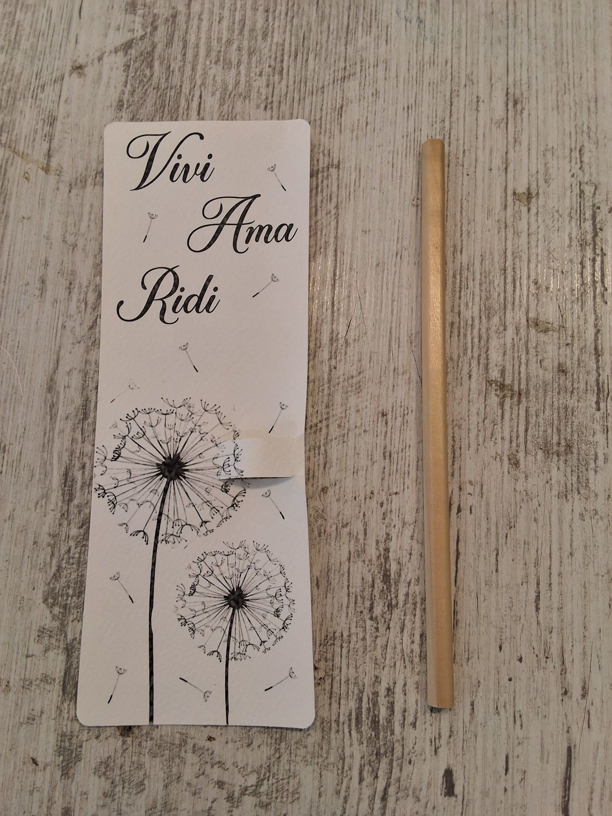 Segnalibro Segnaposto con Matita in Legno Soffioni "Vivi Ama Ridi" - 7x19 cm (Min. 50 pezzi)