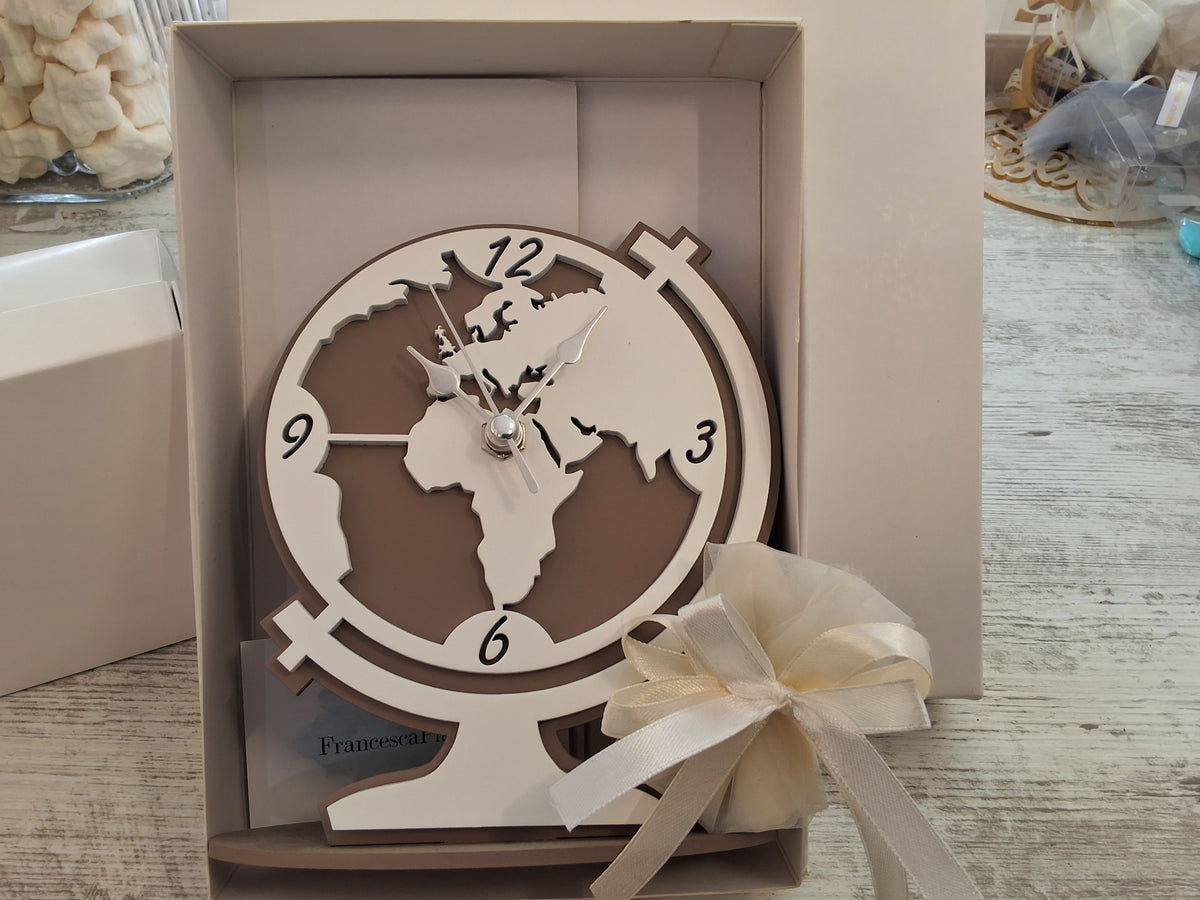 Bomboniera Orologio in Legno da Tavolo Mappamondo / Globostilizzato (13x15,5 cm) – Completa di Scatola e Confetti