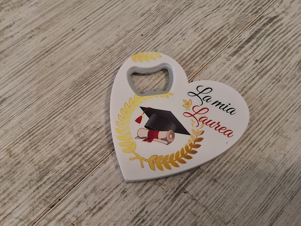 Bomboniera Apribottiglie a Cuore Laurea in Resina (8,5x8 cm) – Completa e Personalizzabile