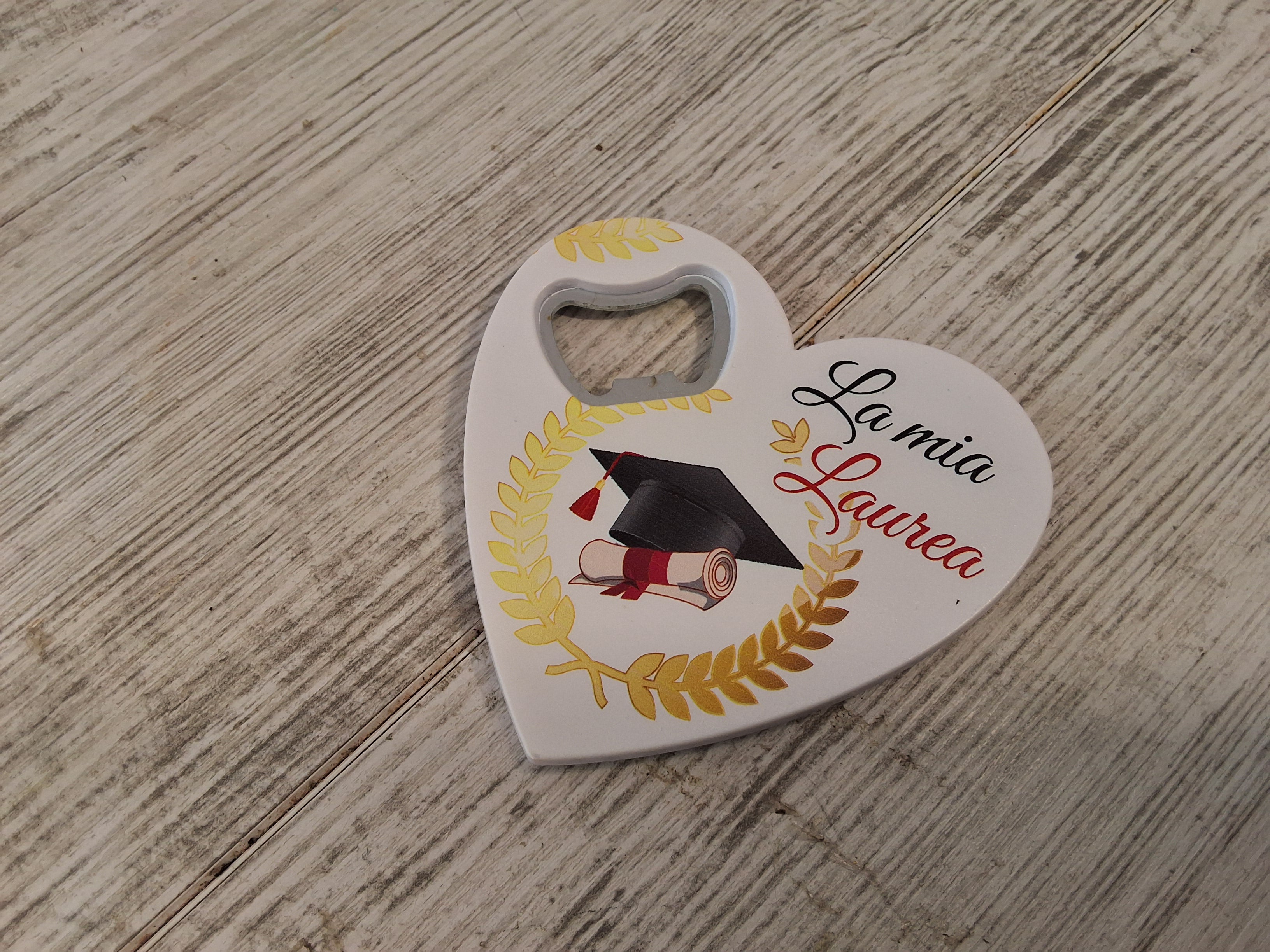 Bomboniera Apribottiglie a Cuore Laurea in Resina (8,5x8 cm) – Completa e Personalizzabile