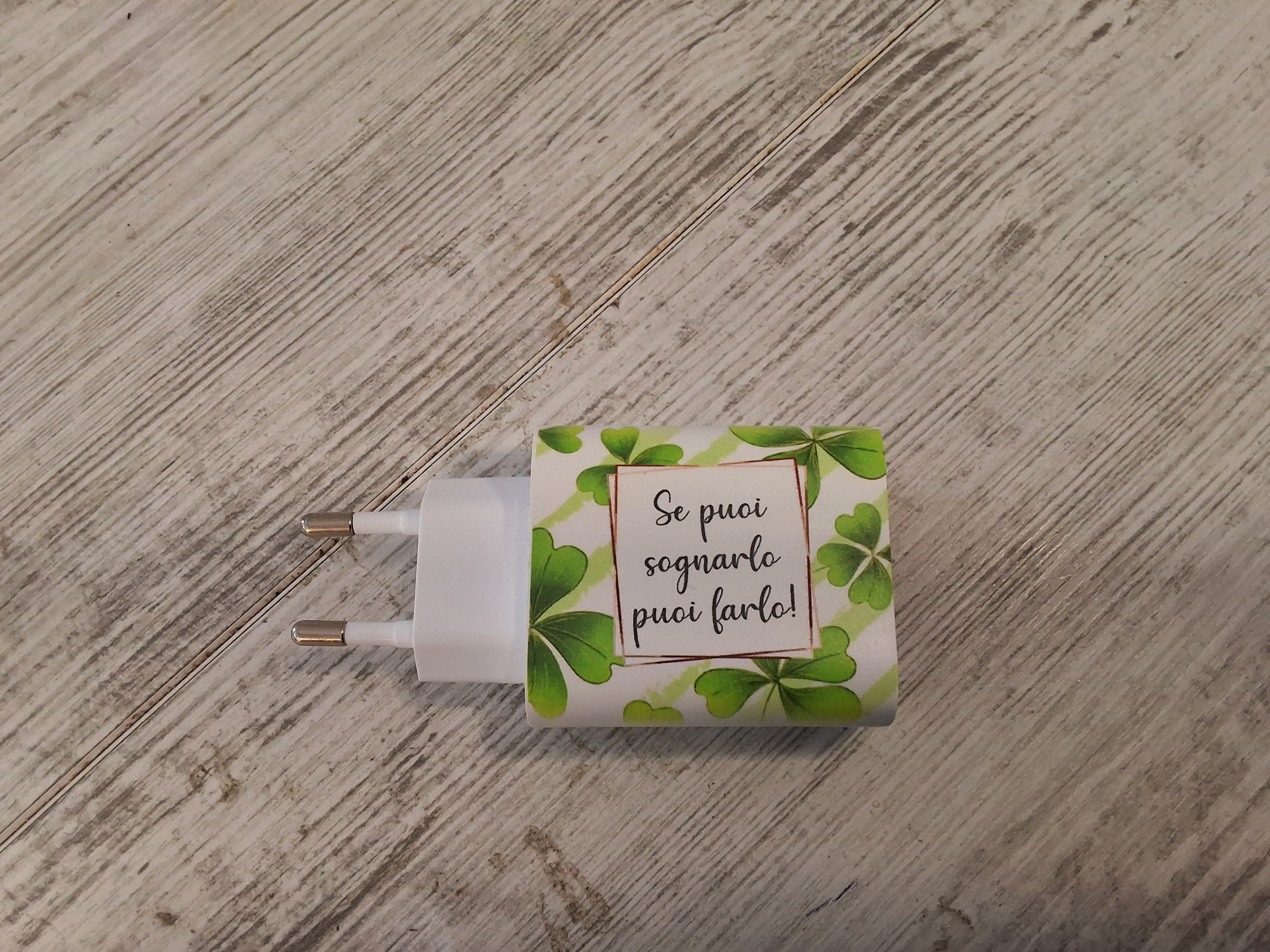 Caricatore USB Multiplo Quadrifoglio 9x4,7 cm con 3 Porte – Bomboniera Confezionata con Scatola e Confetti