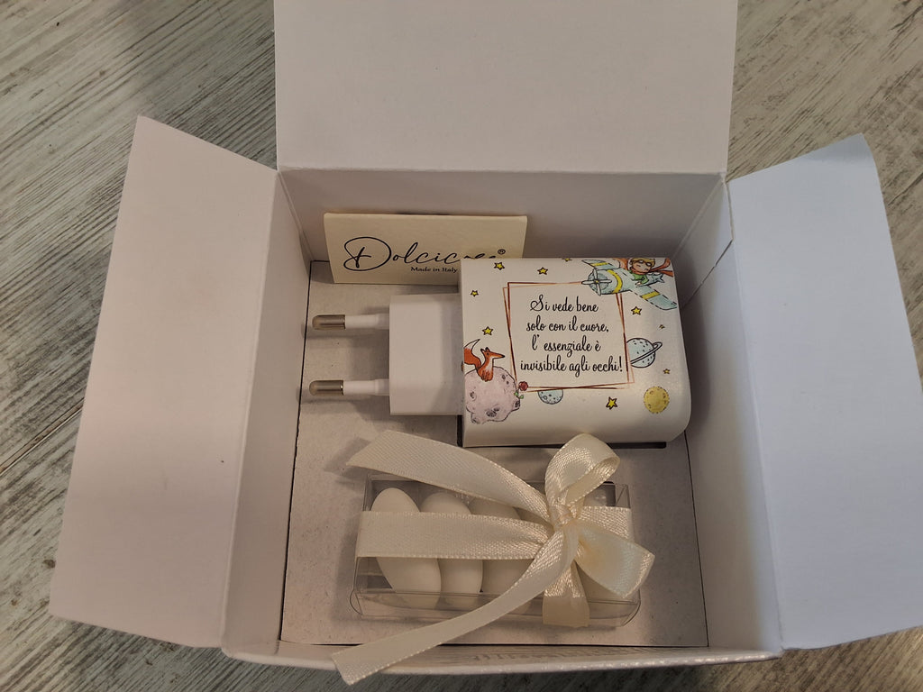 Caricatore USB Multiplo Piccolo Principe 9x4,7 cm con 3 Porte – Bomboniera Confezionata con Scatola e Confetti