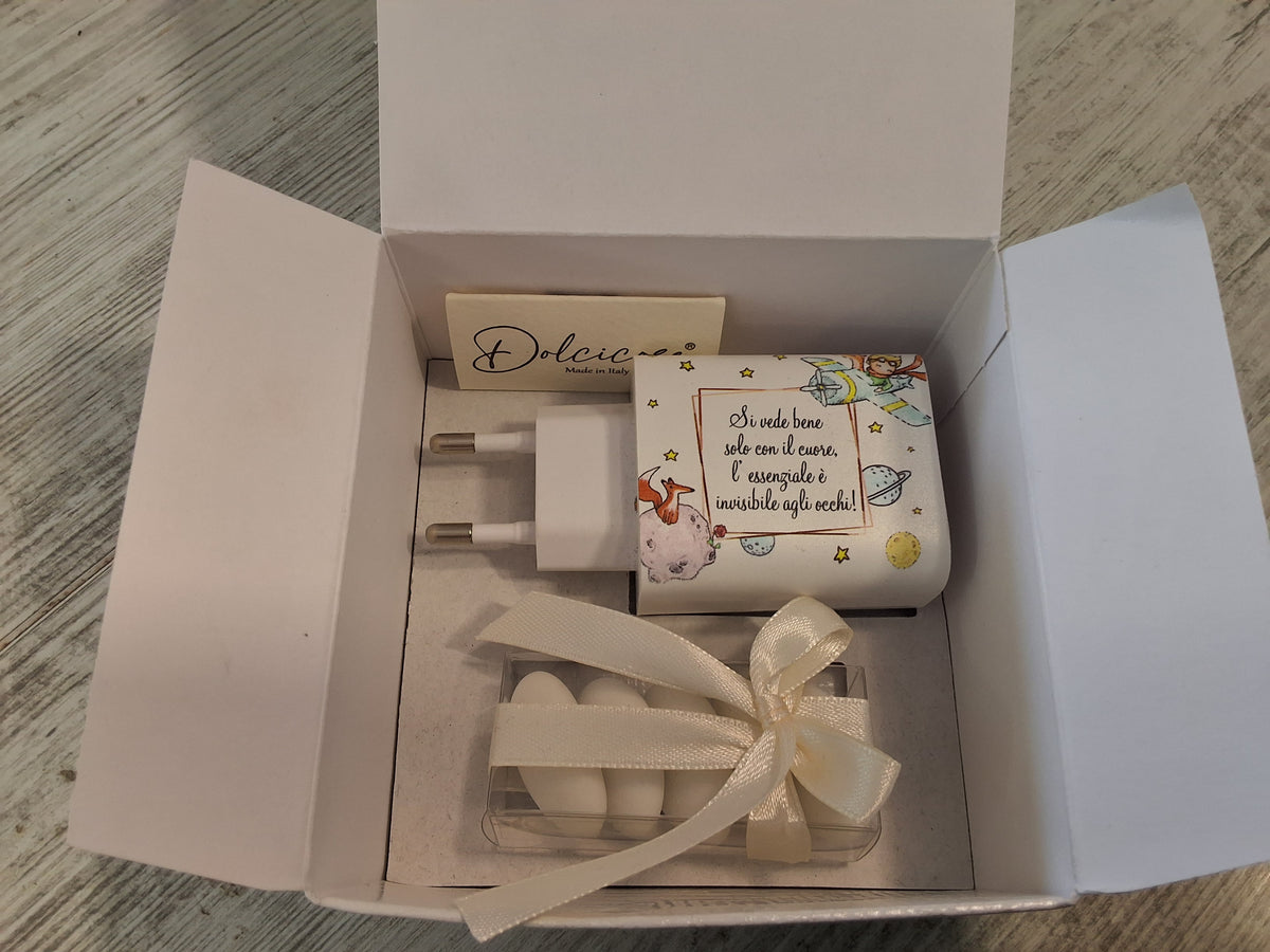 Caricatore USB Multiplo Piccolo Principe 9x4,7 cm con 3 Porte – Bomboniera Confezionata con Scatola e Confetti