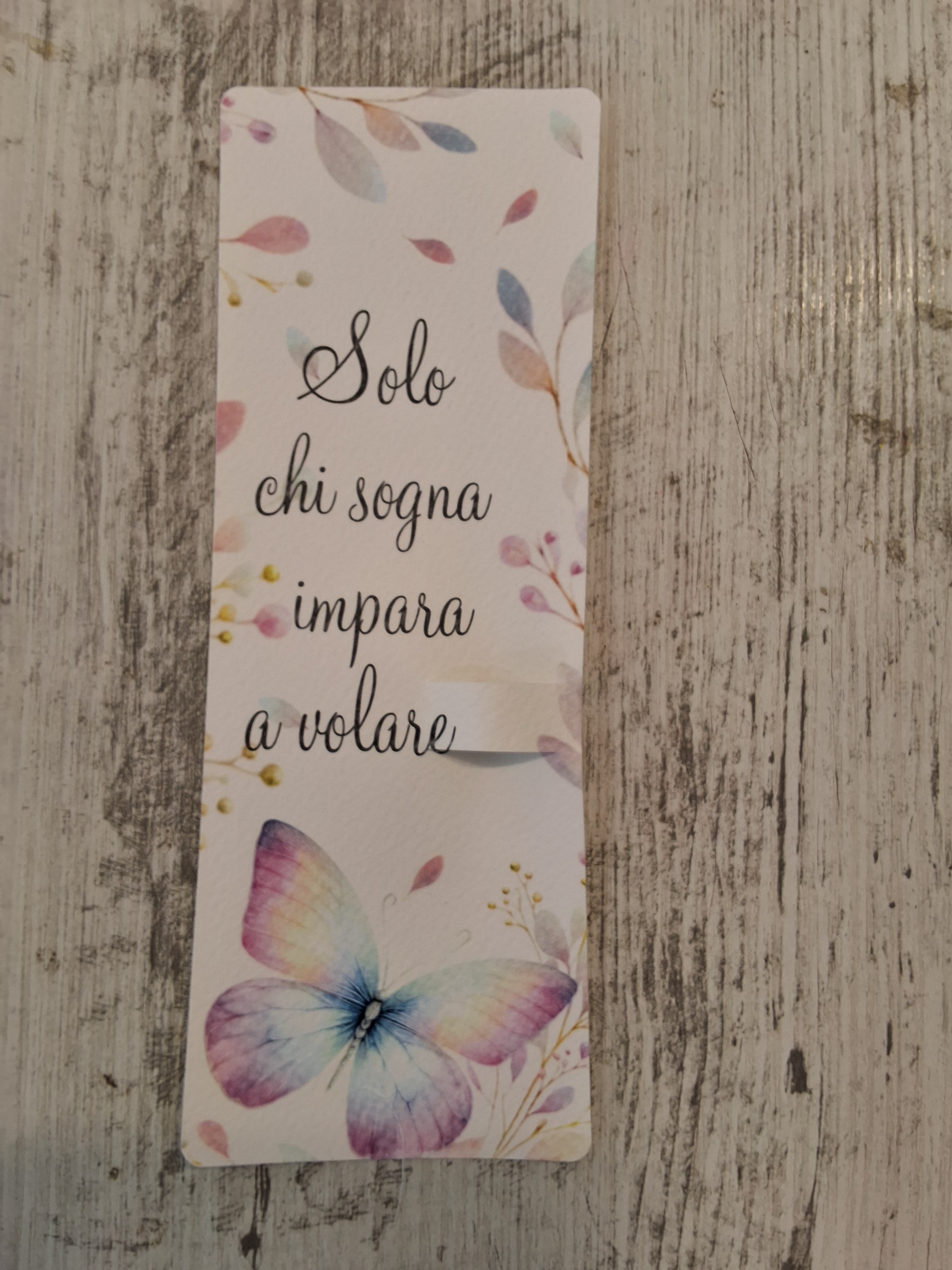 Segnalibro Segnaposto con Matita in Legno Farfalla "Solo chi sogna impara a volare" - 7x19 cm (Min. 50 pezzi)