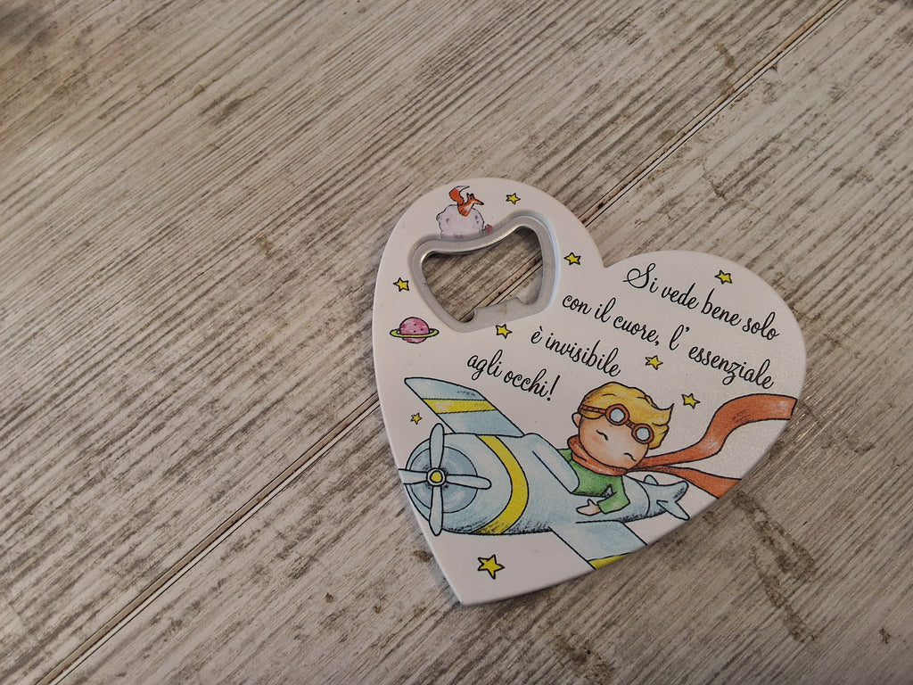 Apribottiglie Cuore Piccolo Principe 8,5x8 cm in Resina – Bomboniera Confezionata con Ciuffetto Confetti