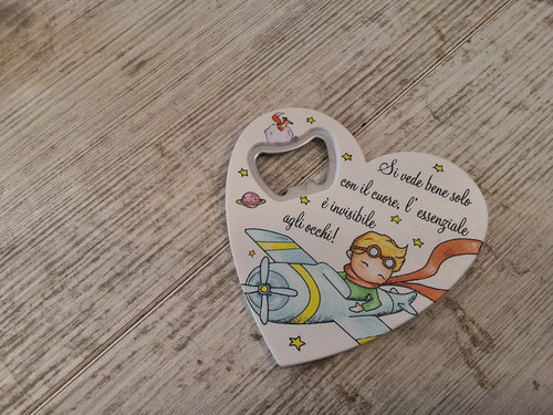 Apribottiglie Cuore Piccolo Principe 8,5x8 cm in Resina – Bomboniera Confezionata con Ciuffetto Confetti
