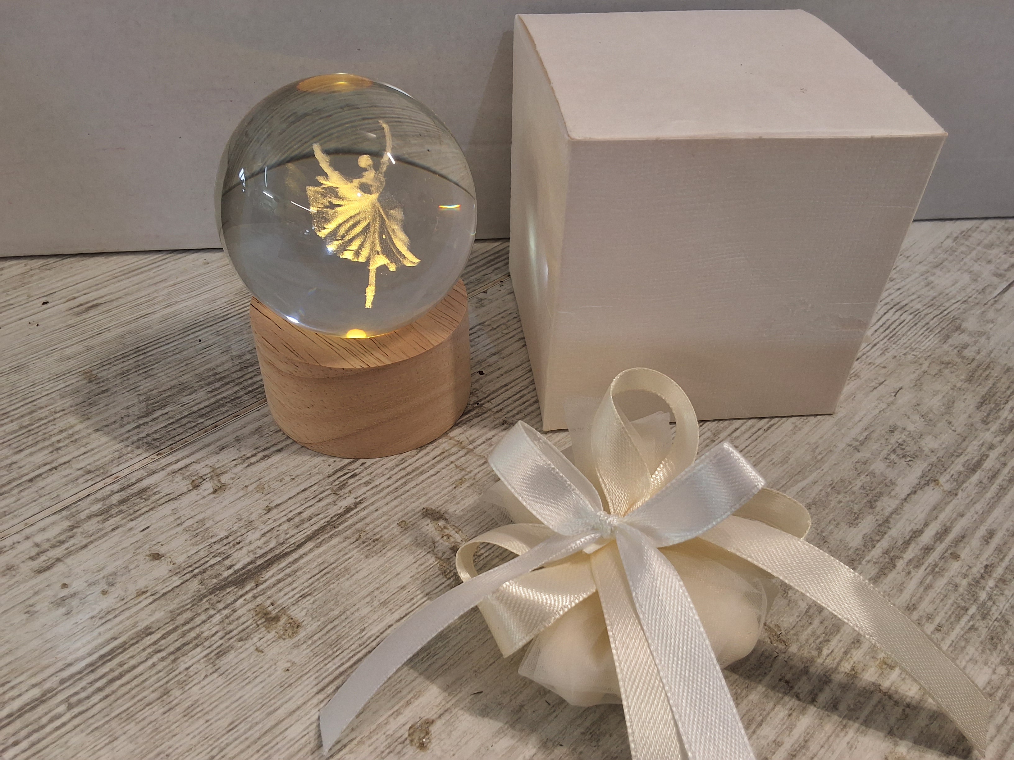 Bomboniera Lampada Sfera di Vetro Ballerina su Base in Legno, Sacchetto Confetti e Scatola