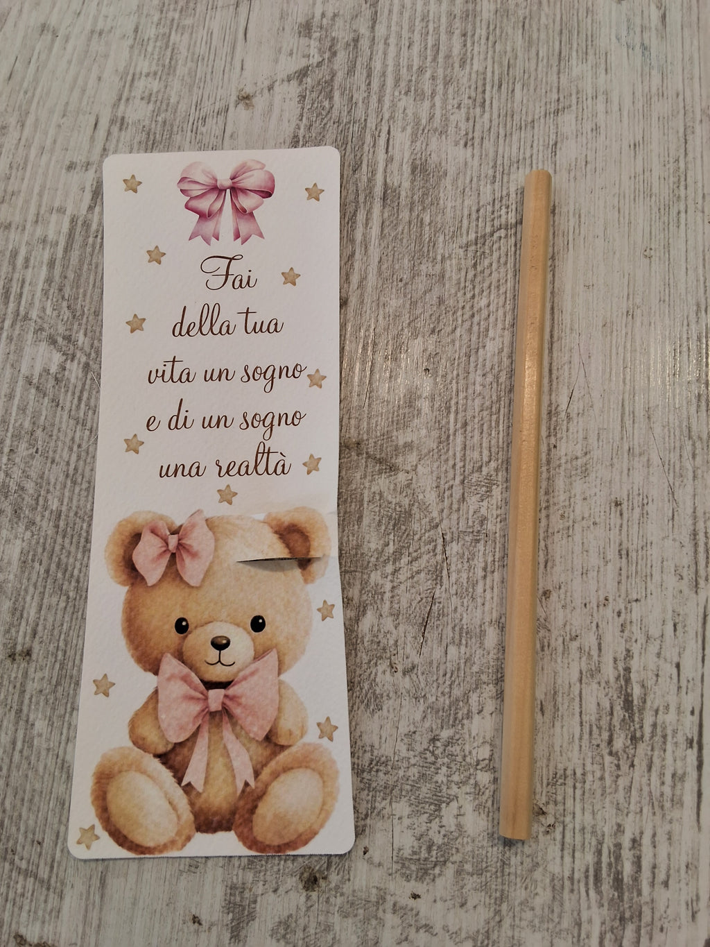 Segnalibro Segnaposto con Matita in Legno Orsetto Rosa - 7x19 cm (Min. 50 pezzi)