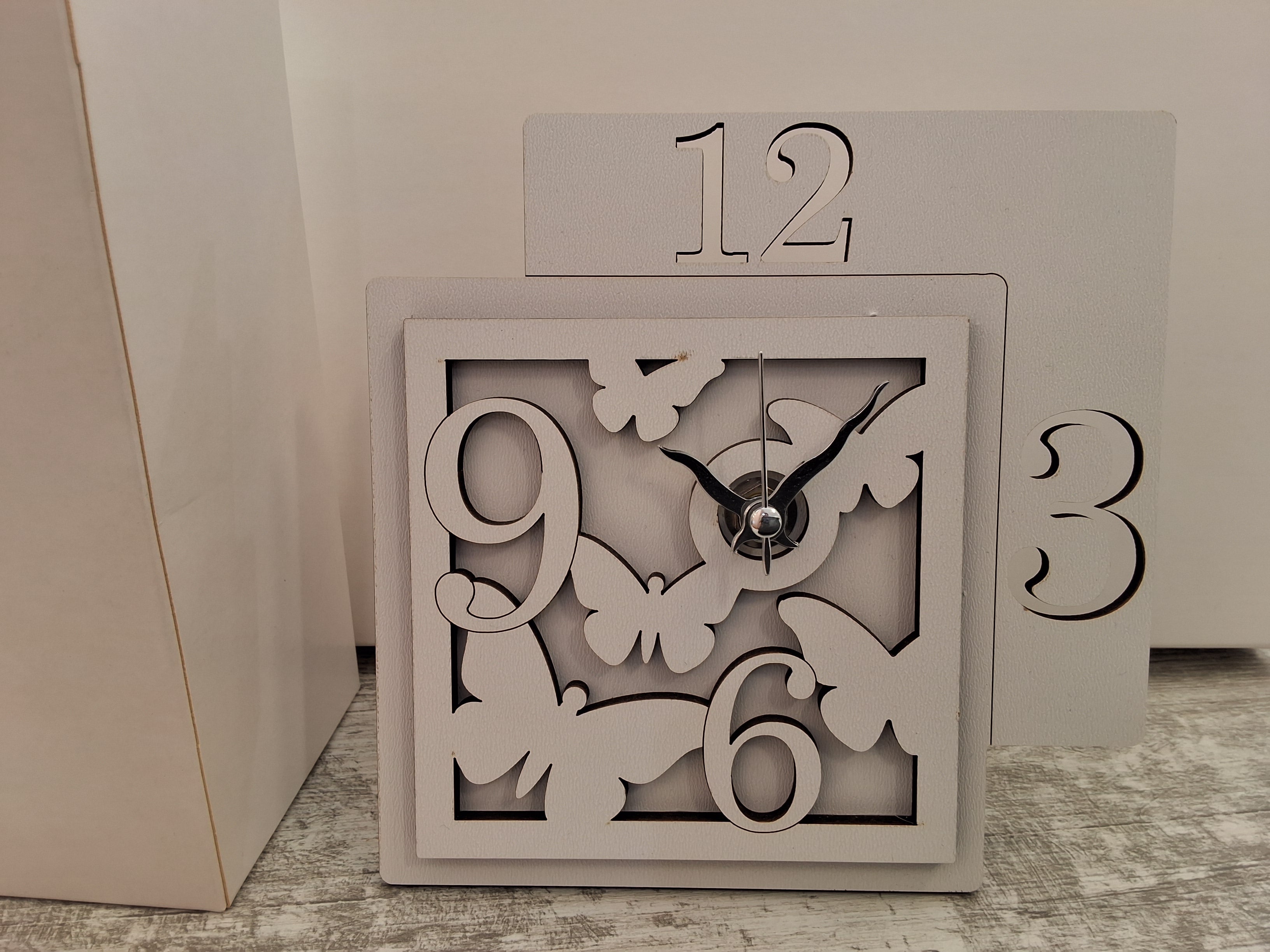 Bomboniera Orologio Squadrato Grande in Legno Traforato Farfalle (15x15 cm) – Completa di Scatola e Confetti