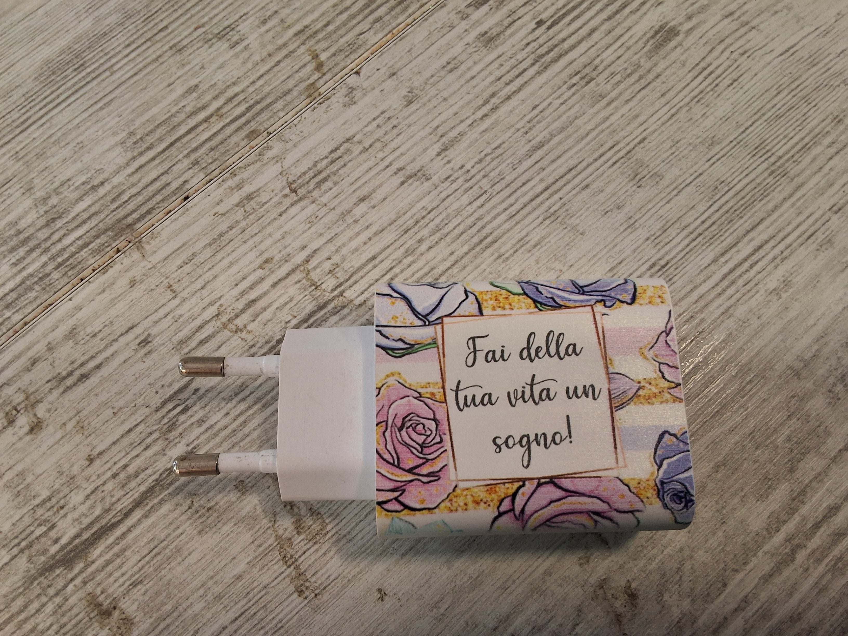 Caricatore USB Multiplo Floreale 9x4,7 cm con 3 Porte – Bomboniera Confezionata con Scatola e Confetti