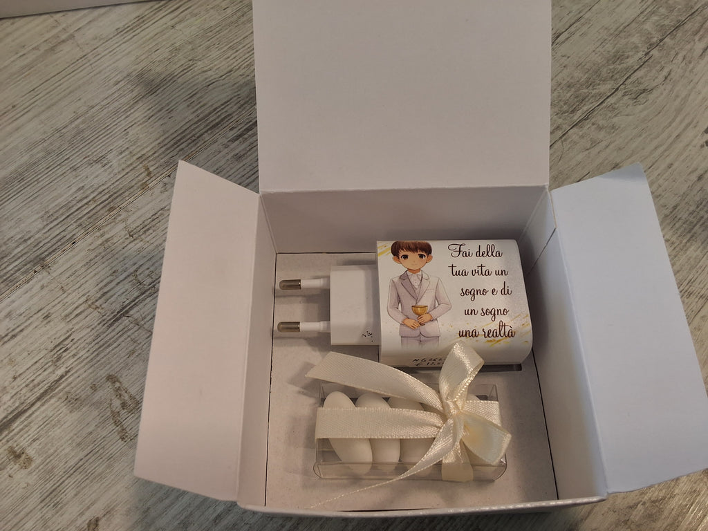 Caricatore USB Multiplo Prima Comunione Bimbo 9x4,7 cm con 3 Porte – Bomboniera Confezionata con Scatola e Confetti
