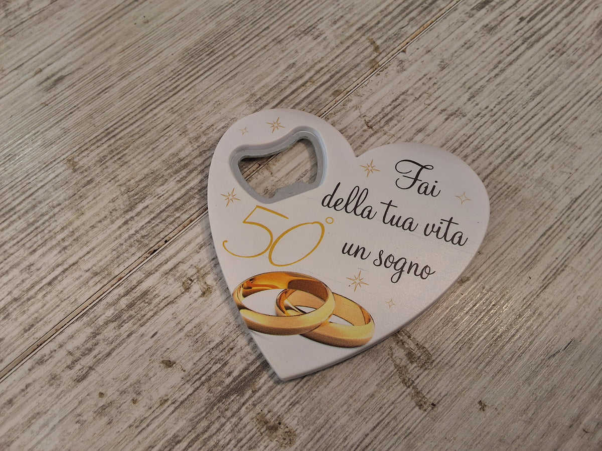 Bomboniera Apribottiglie a Cuore 50° Anniversario di Matrimonio in Resina (8,5x8 cm) – Completa e Personalizzabile
