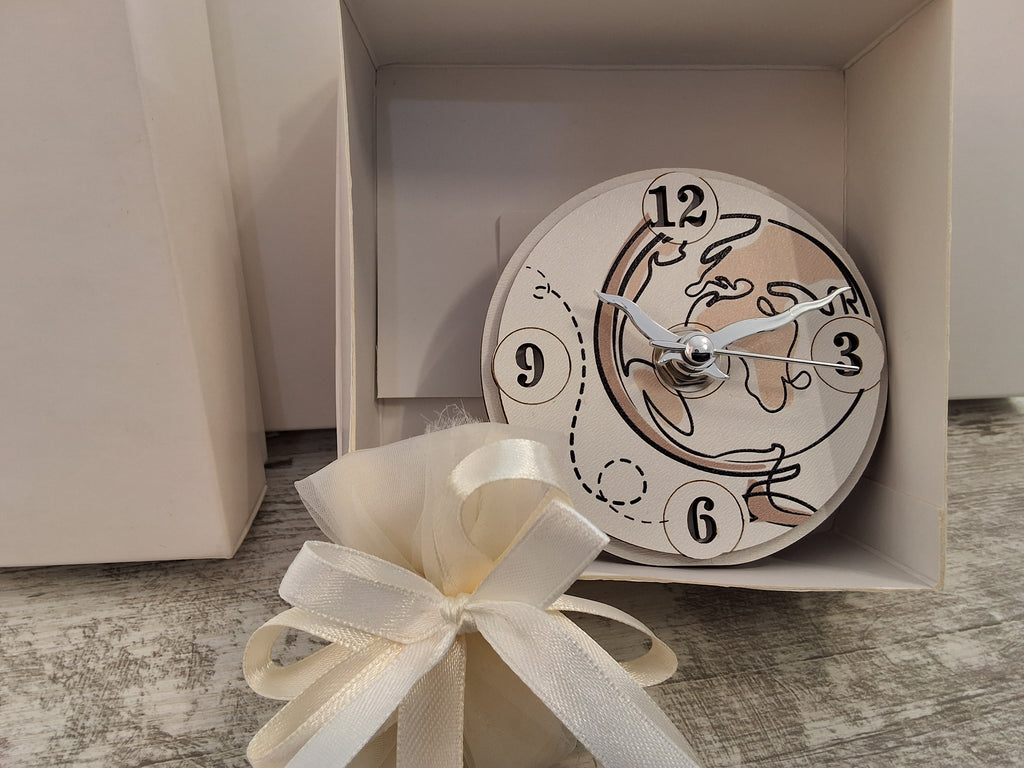 Bomboniera Orologio Tondo in Legno Mappamondo e Aereo (9x9 cm) – Completa di Scatola e Confetti