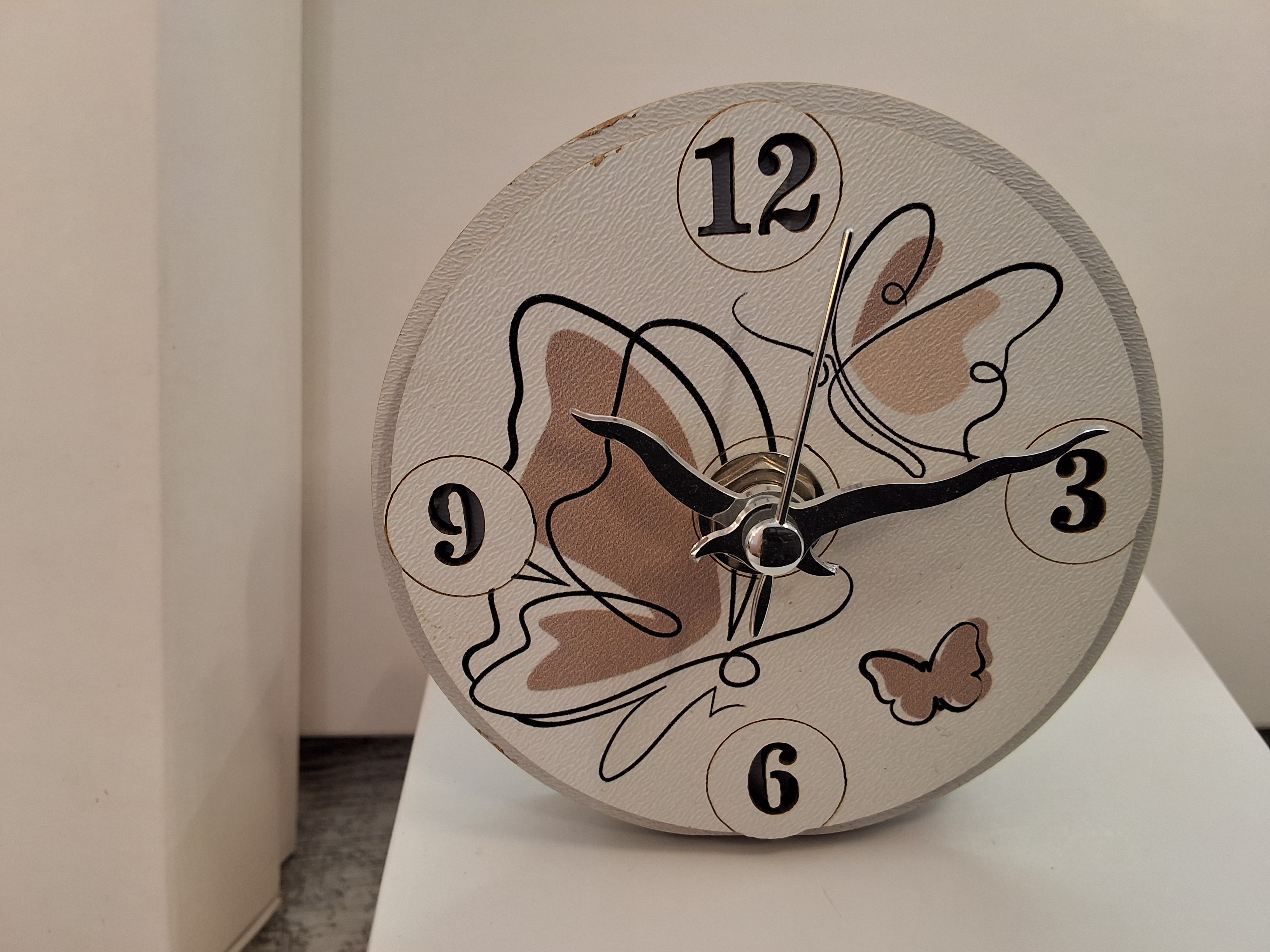 Bomboniera Orologio Tondo in Legno Farfalle (9x9 cm) – Completa di Scatola e Confetti