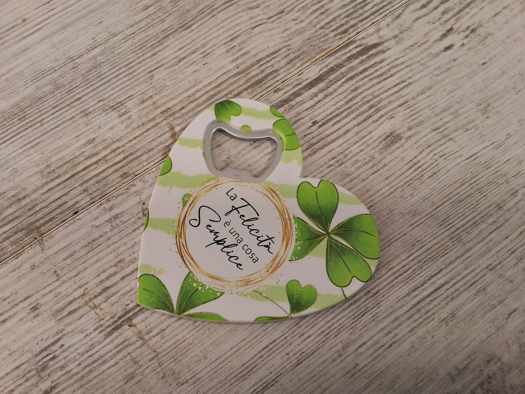 Bomboniera Apribottiglie a Forma di Cuore con Quadrifoglio e Frase "La Felicità è una cosa Semplice" – Con Confezione e Confetti Inclusi
