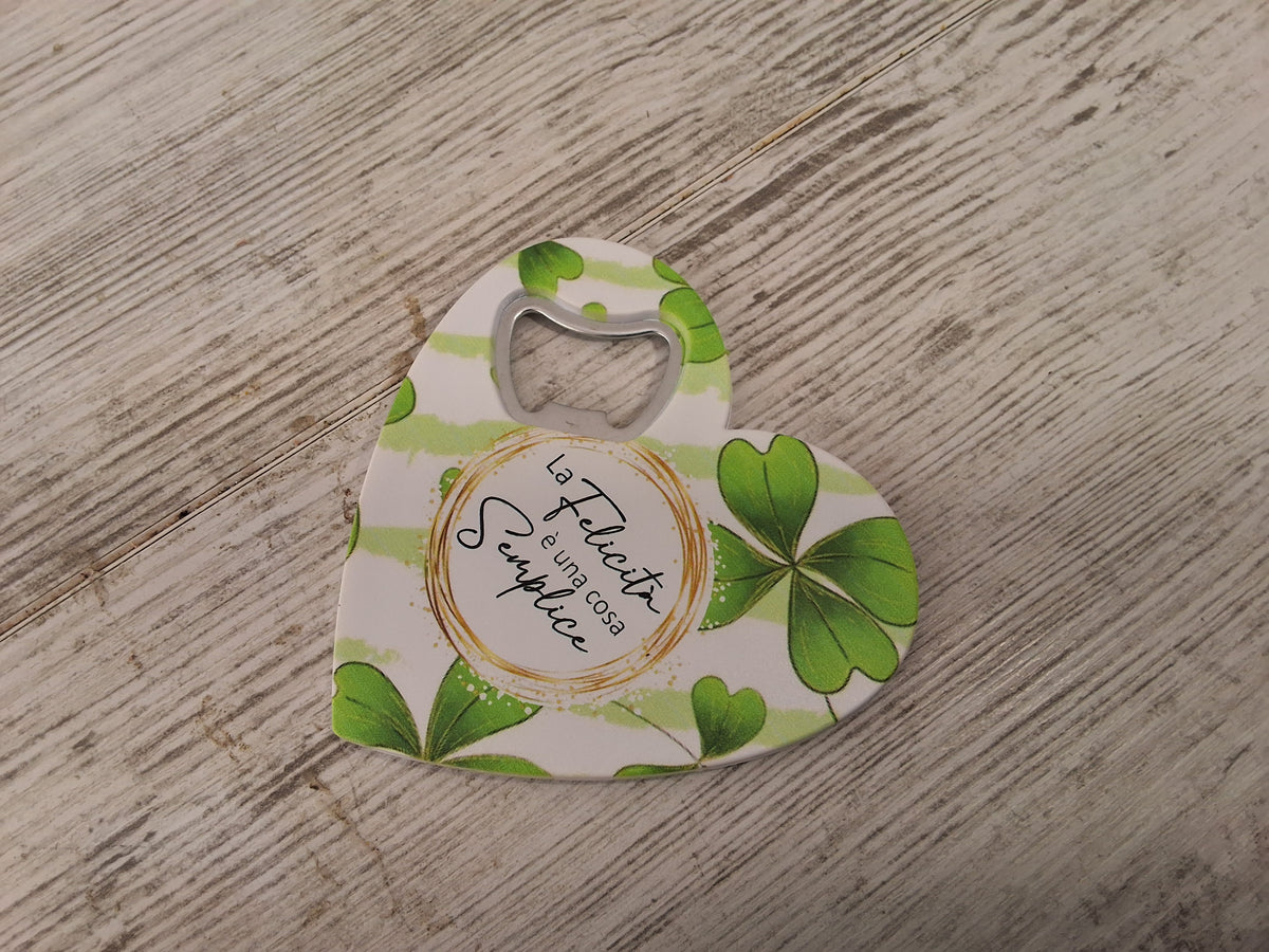Bomboniera Apribottiglie a Forma di Cuore con Quadrifoglio e Frase "La Felicità è una cosa Semplice" – Con Confezione e Confetti Inclusi