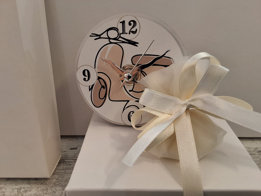 Bomboniera Orologio Tondo in Legno Vespa / Scooter Vintage (9x9 cm) – Completa di Scatola e Confetti