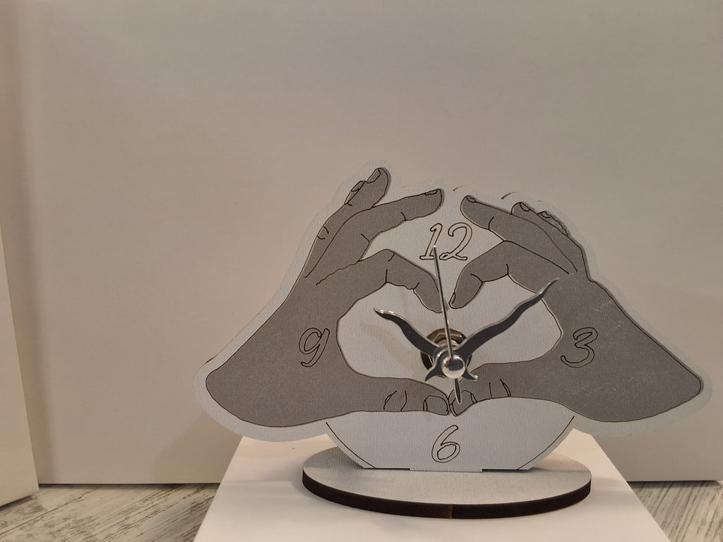 Orologio Piccola Dimensione Mani a Cuore in Legno - Bomboniera Completa e Arredo Tavolo