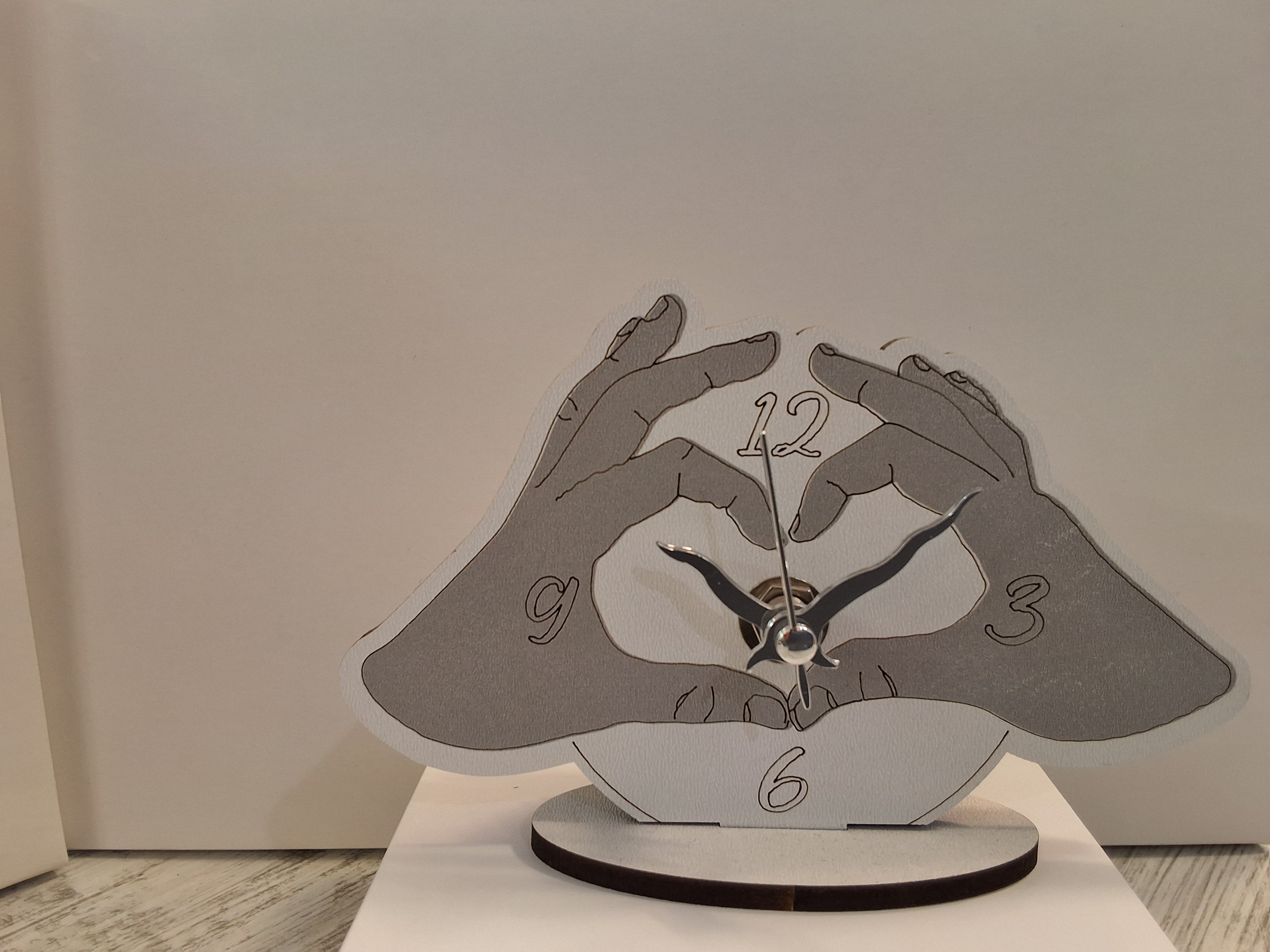 Orologio Piccola Dimensione Mani a Cuore in Legno - Bomboniera Completa e Arredo Tavolo