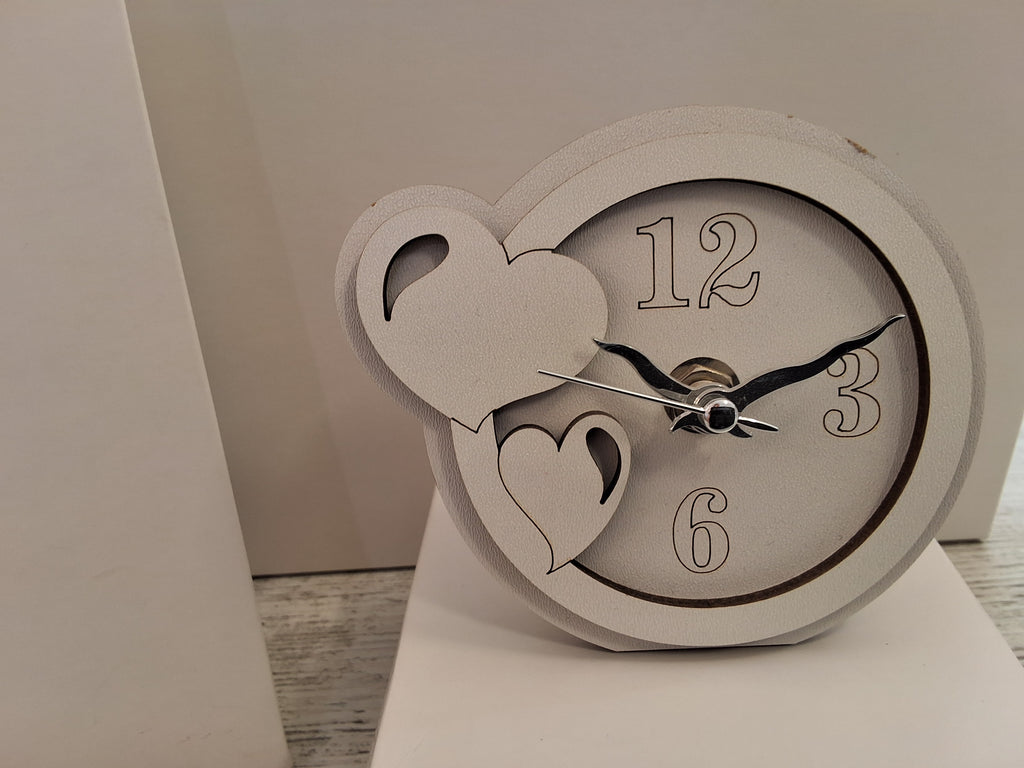 Bomboniera Orologio Tondo in Legno con Cuori in Rilievo (11,5x10 cm) – Completa di Scatola e Confetti