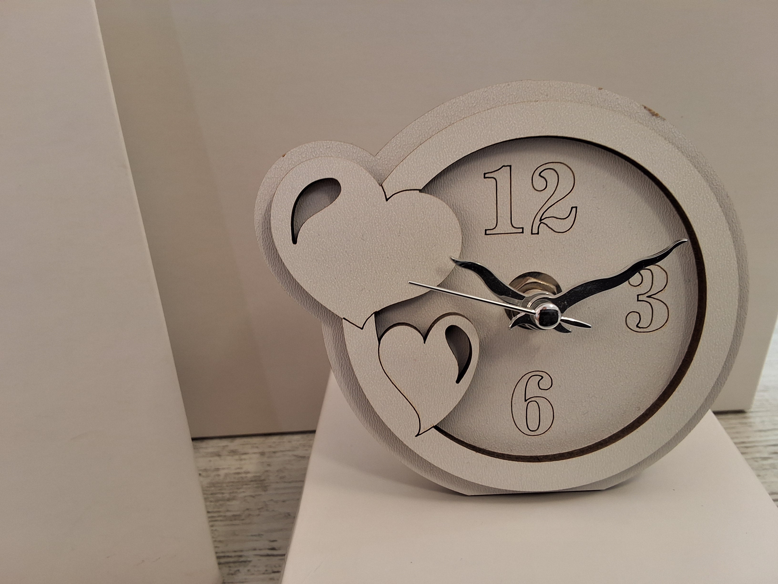 Bomboniera Orologio Tondo in Legno con Cuori in Rilievo (11,5x10 cm) – Completa di Scatola e Confetti
