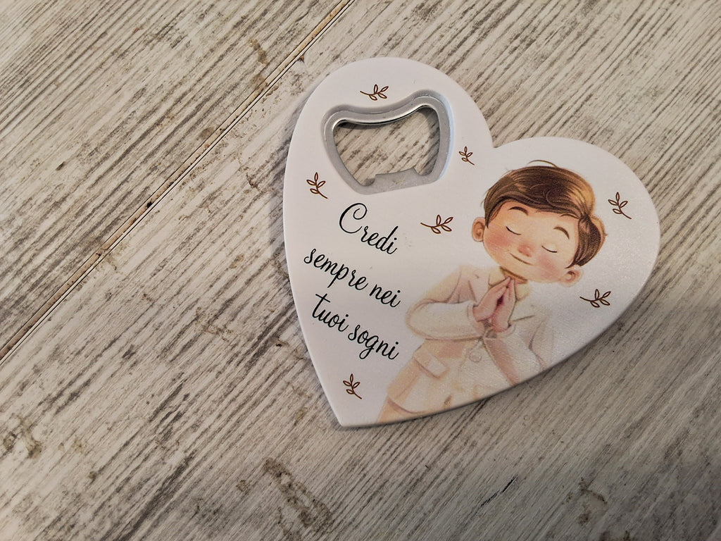 Bomboniera Apribottiglie a Cuore Prima Comunione Bimbo in Resina (8,5x8 cm) – Completa e Personalizzabile